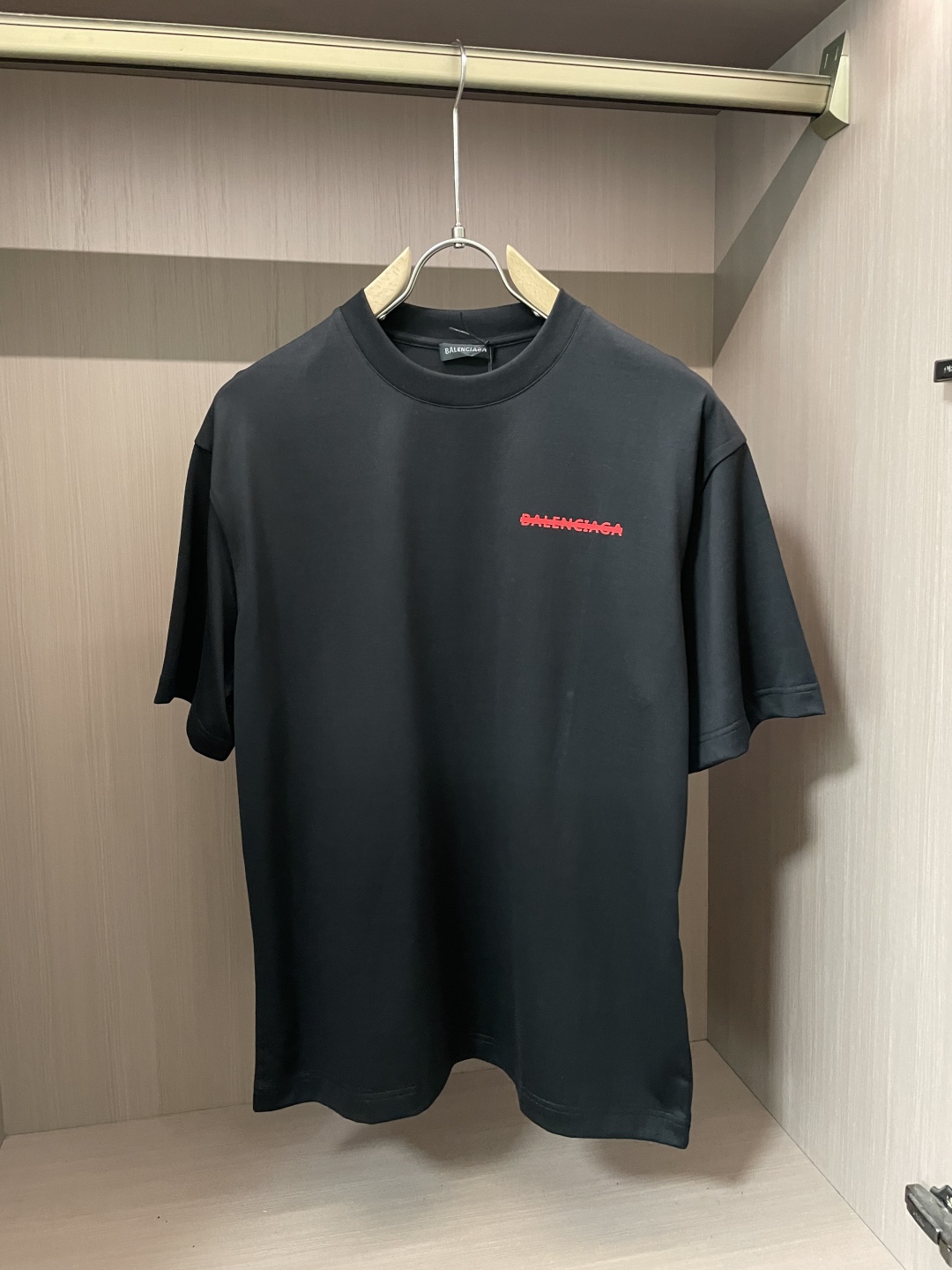 
巴黎世家 2025春夏新品，优选特定原版开发330支双股精棉平纹面料，上身挺阔舒适度佳，外穿内搭随意搭