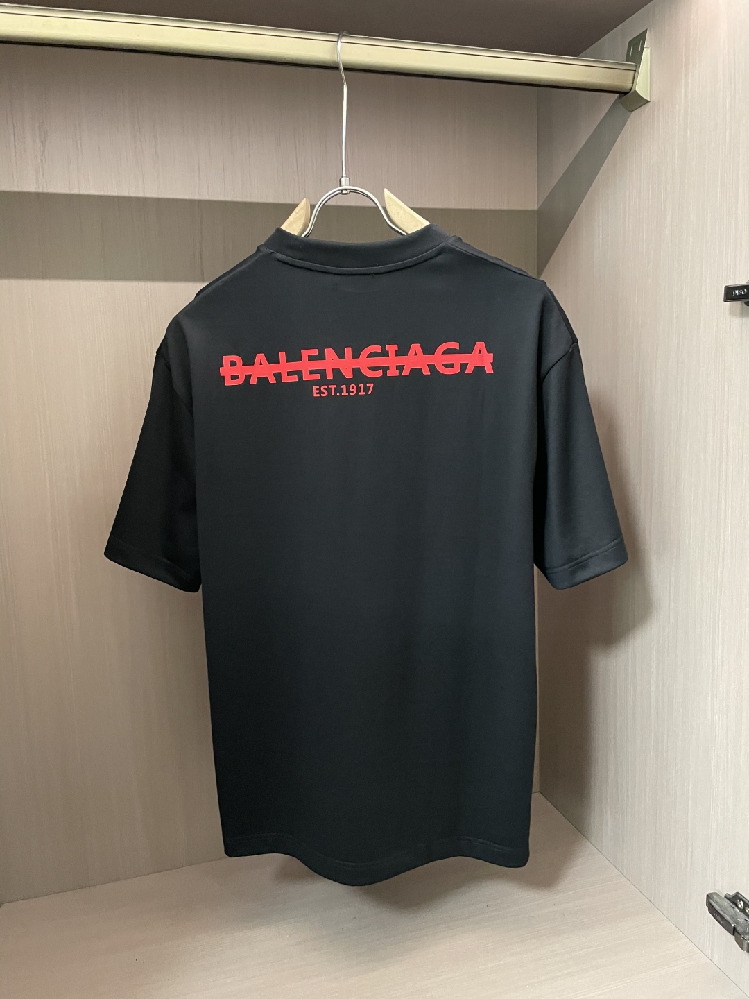
巴黎世家 2025春夏新品，优选特定原版开发330支双股精棉平纹面料，上身挺阔舒适度佳，外穿内搭随意搭