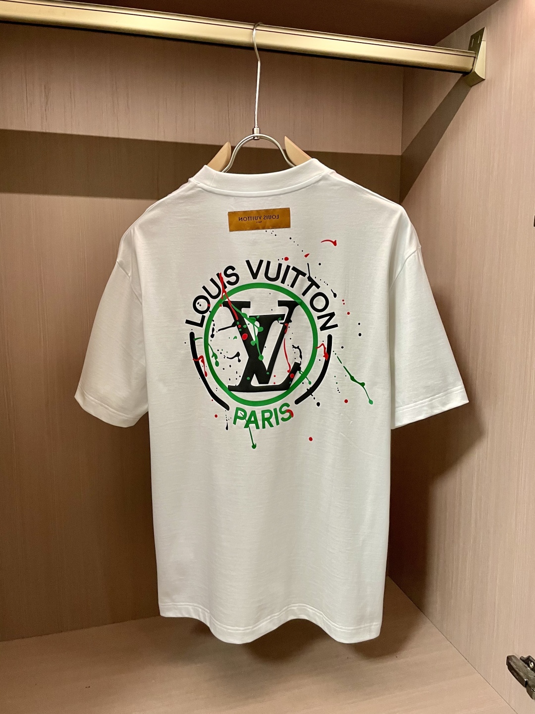
Lv 2025春夏新品，优选特定原版开发330支双股精棉平纹面料，上身挺阔舒适度佳，外穿内搭随意搭配，