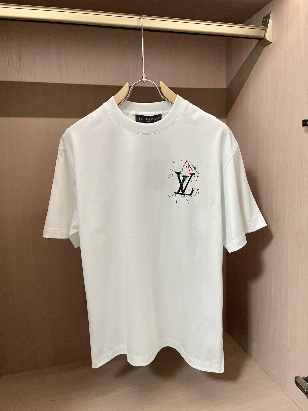 
Lv 2025春夏新品，优选特定原版开发330支双股精棉平纹面料，上身挺阔舒适度佳，外穿内搭随意搭配，