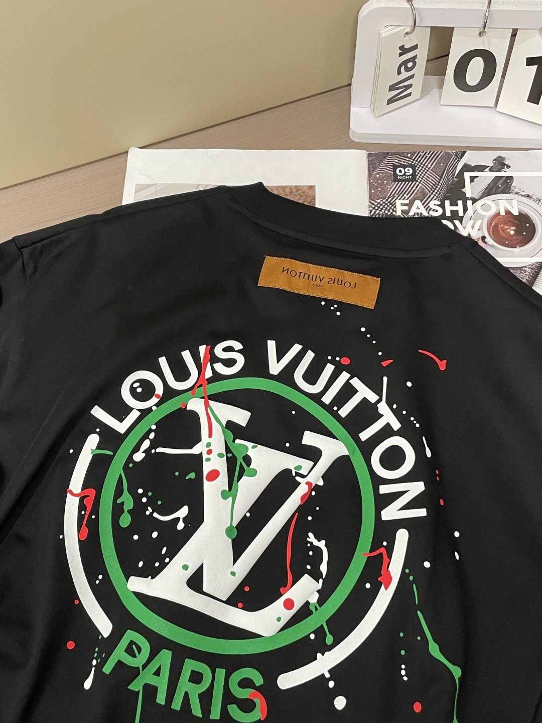 
Lv 2025春夏新品，优选特定原版开发330支双股精棉平纹面料，上身挺阔舒适度佳，外穿内搭随意搭配，