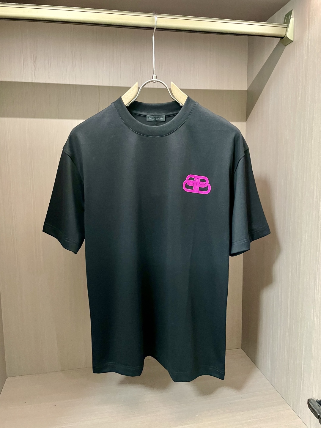 
巴黎世家 2025春夏新品，优选特定原版开发330支双股精棉平纹面料，上身挺阔舒适度佳，外穿内搭随意搭
