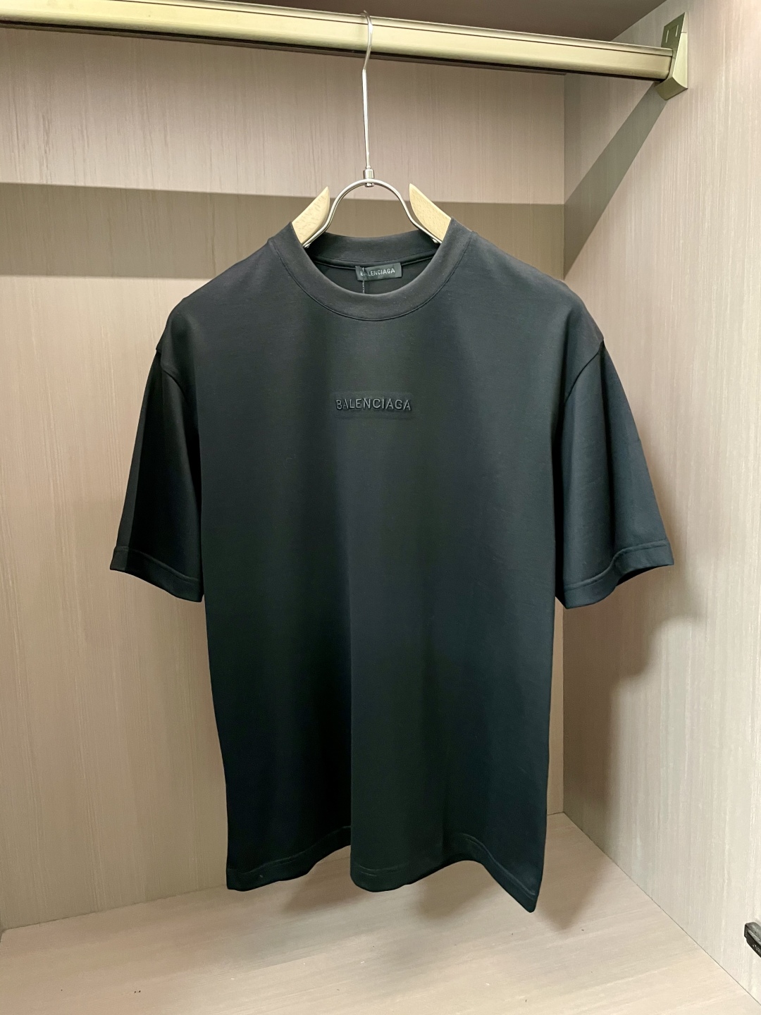 
巴黎世家 2025春夏新品，优选特定原版开发330支双股精棉平纹面料，上身挺阔舒适度佳，外穿内搭随意搭
