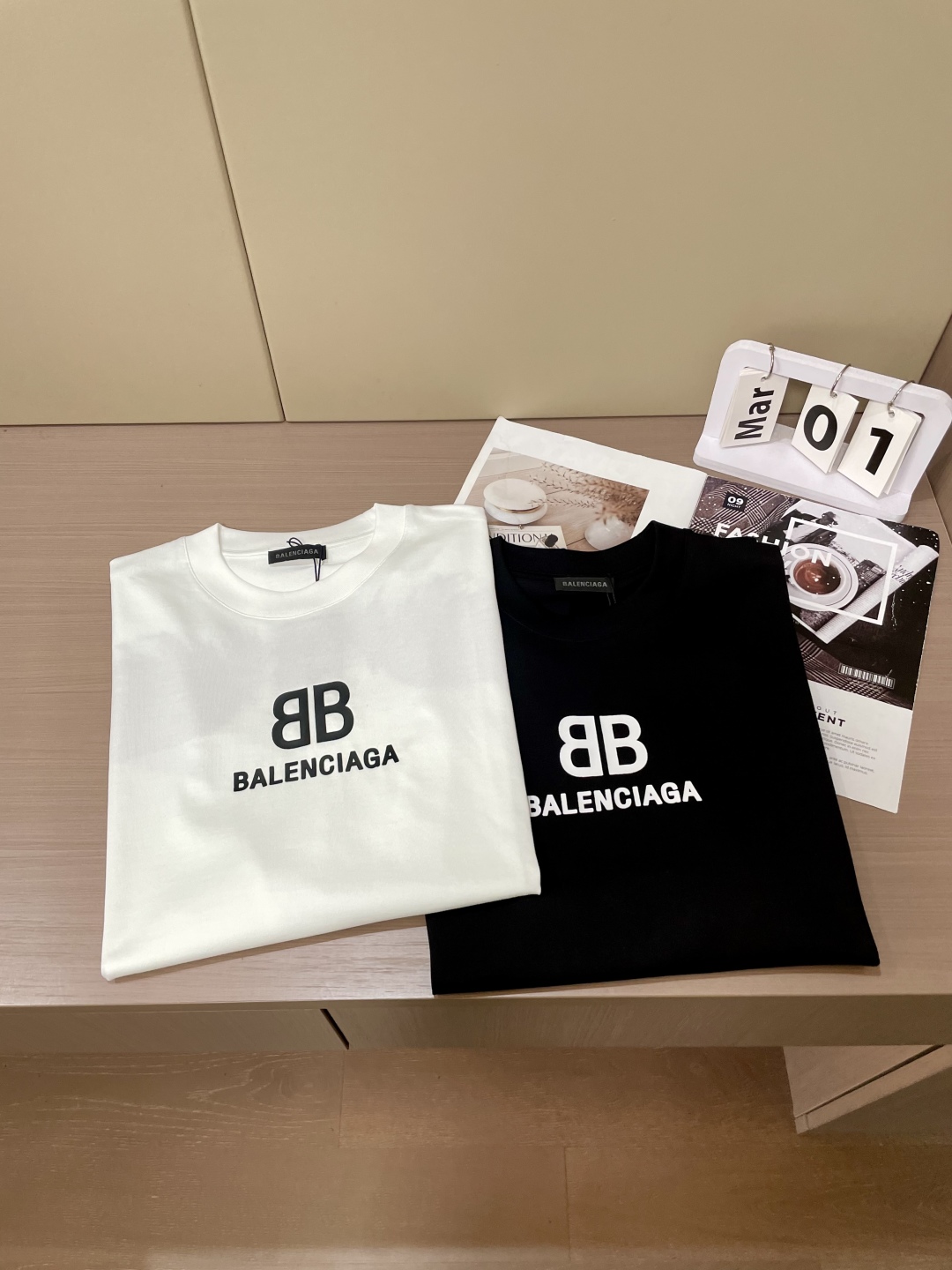
巴黎世家 2025春夏新品，优选特定原版开发330支双股精棉平纹面料，上身挺阔舒适度佳，外穿内搭随意搭