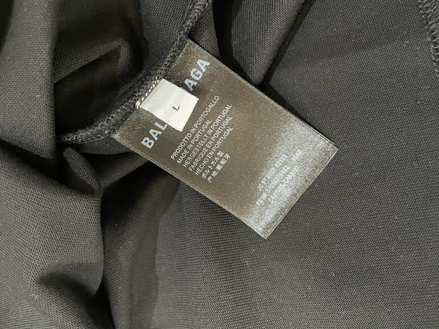 
巴黎世家 2025春夏新品，优选特定原版开发330支双股精棉平纹面料，上身挺阔舒适度佳，外穿内搭随意搭