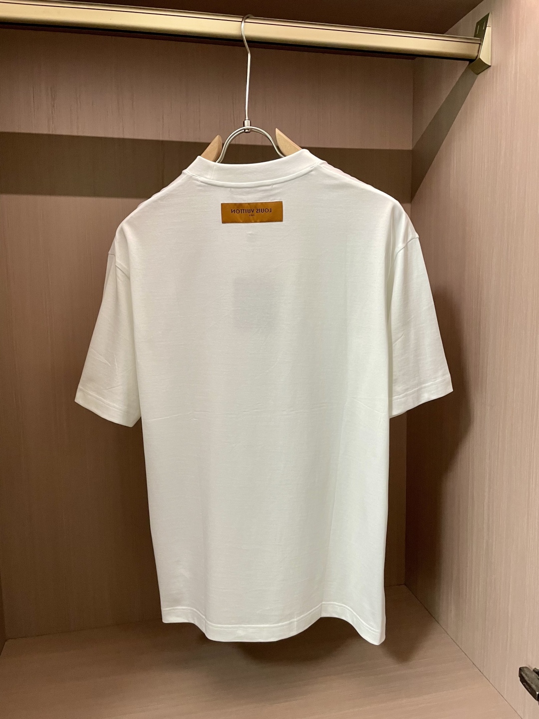 
Lv 2025春夏新品，优选特定原版开发330支双股精棉平纹面料，上身挺阔舒适度佳，外穿内搭随意搭配，