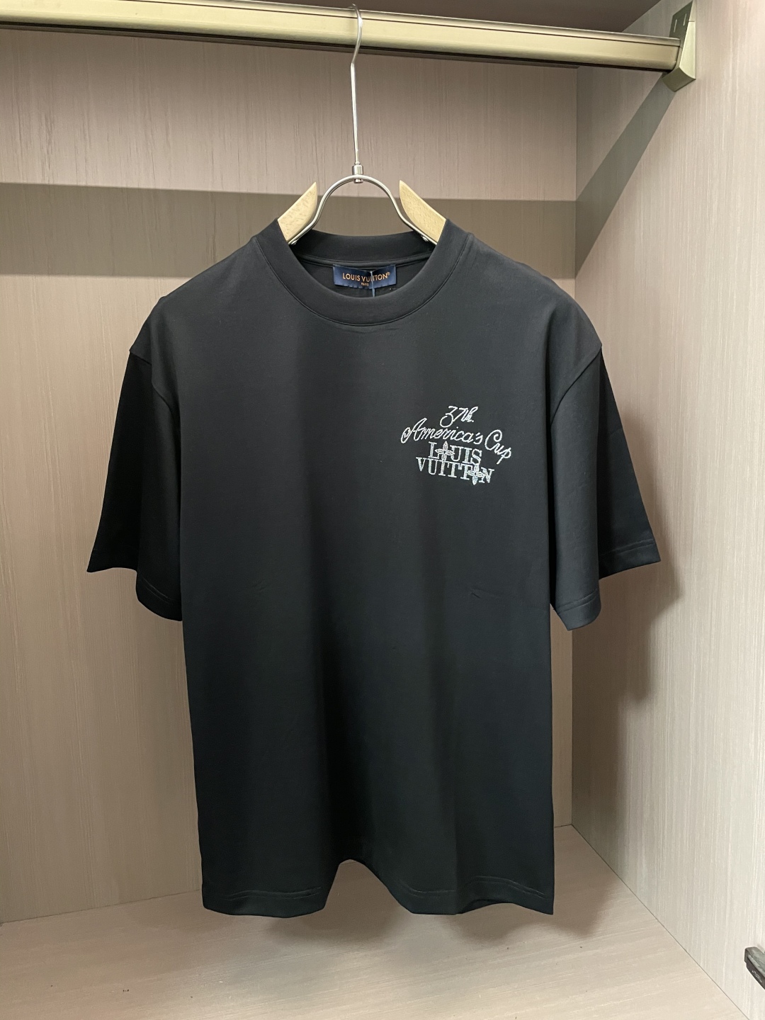 
Lv 2025春夏新品，优选特定原版开发330支双股精棉平纹面料，上身挺阔舒适度佳，外穿内搭随意搭配，