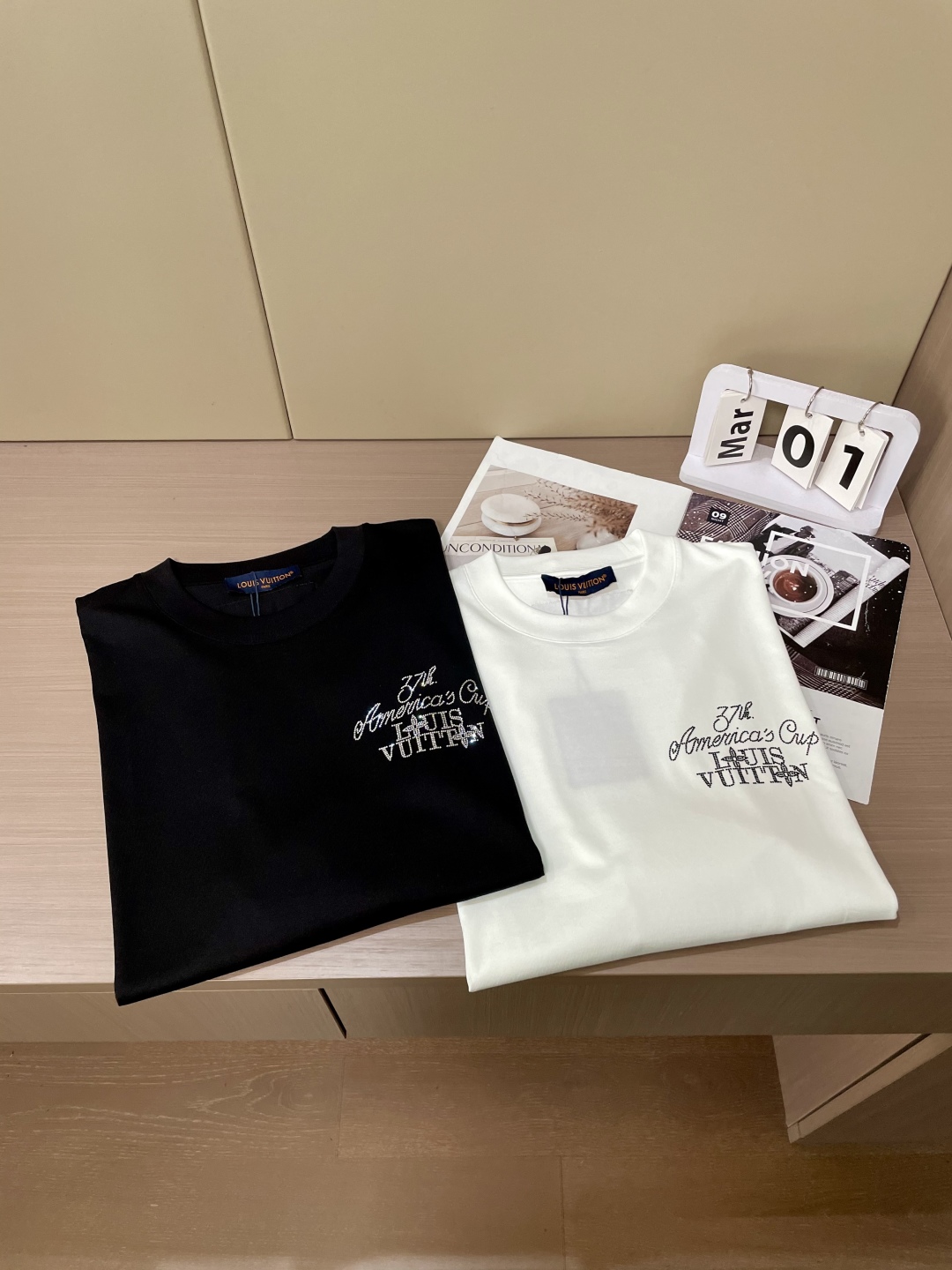 
Lv 2025春夏新品，优选特定原版开发330支双股精棉平纹面料，上身挺阔舒适度佳，外穿内搭随意搭配，