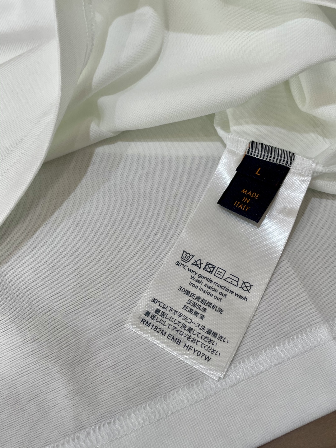 
Lv 2025春夏新品，优选特定原版开发330支双股精棉平纹面料，上身挺阔舒适度佳，外穿内搭随意搭配，
