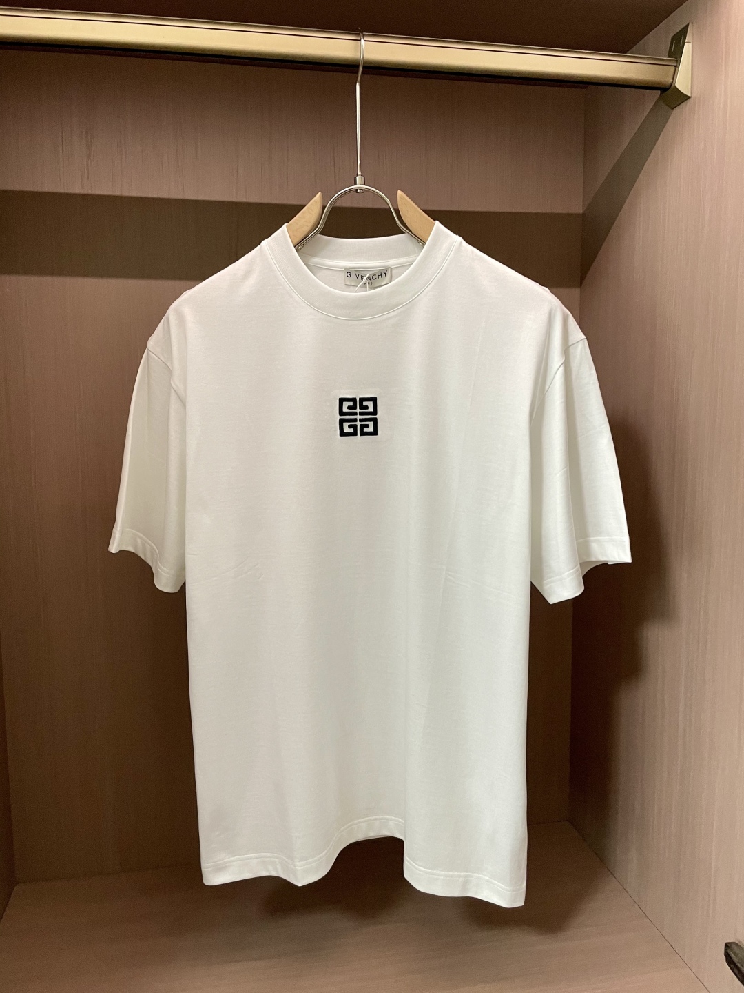 
纪梵希 2025春夏新品，优选特定原版开发330支双股精棉平纹面料，上身挺阔舒适度佳，外穿内搭随意搭配