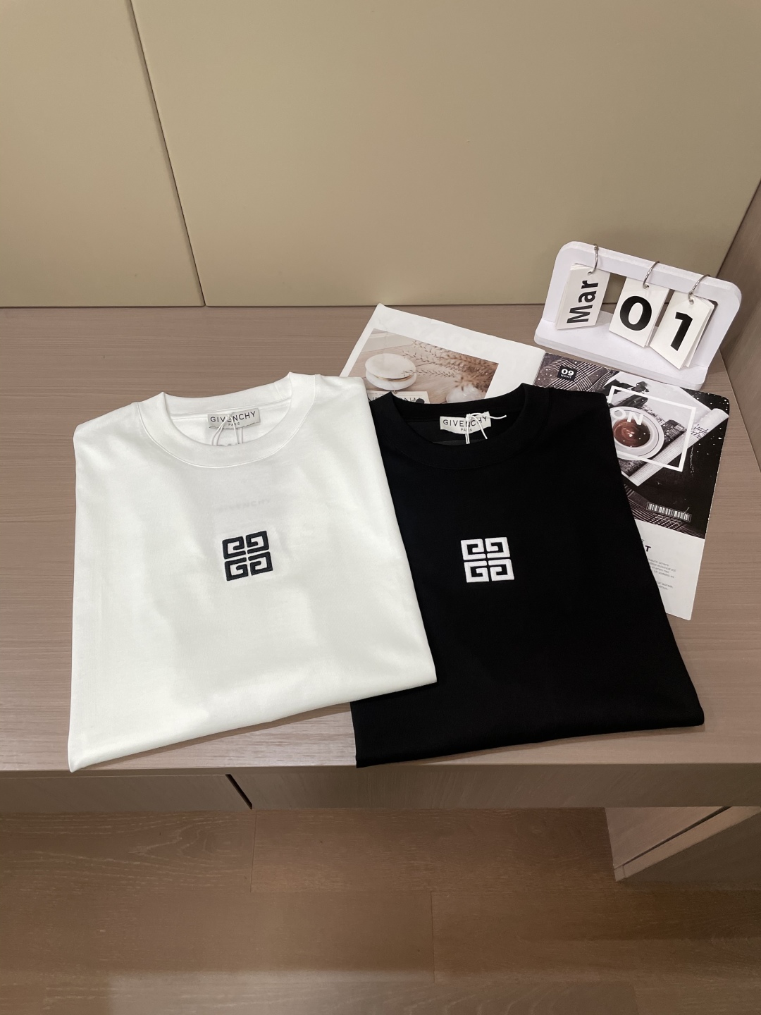 
纪梵希 2025春夏新品，优选特定原版开发330支双股精棉平纹面料，上身挺阔舒适度佳，外穿内搭随意搭配