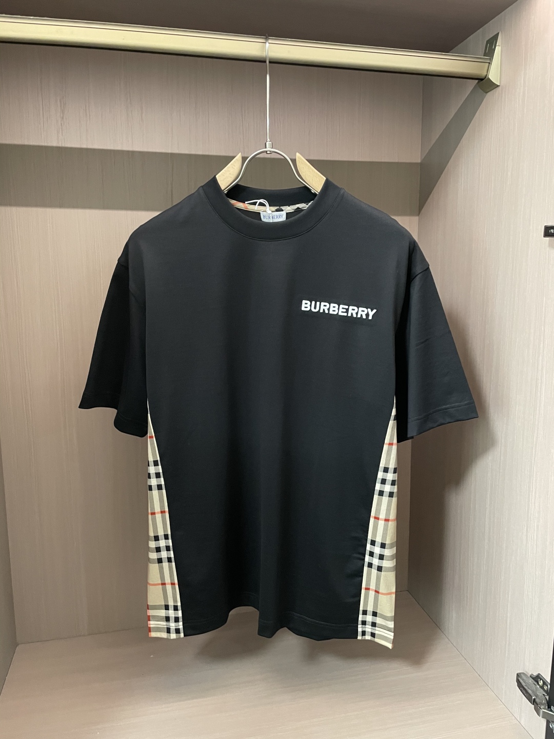 
Bur  2025春夏新品，优选特定原版开发330支双股精棉平纹面料，上身挺阔舒适度佳，外穿内搭随意搭