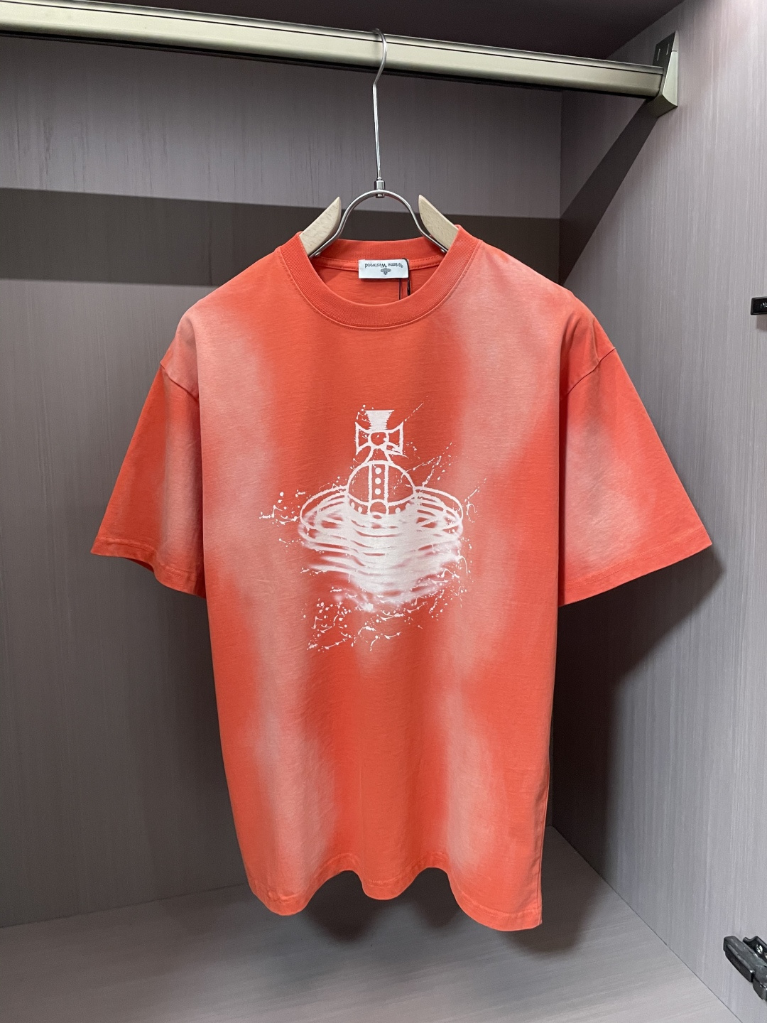 NO:127643,The Queen Mother of the Cities has the same style as the official website. The same style as the official website. The most important recommendation!  2025ss summer clothing new products, on sale in counter, the latest series of pattern logo short-sleeved T-shirts, the rhythm of each person having to hand in one piece!  Imported top combed cotton fabric is extremely skin-friendly and comfortable. It feels very delicate to the touch, has a good texture, and perfectly reflects the three-dimensional feeling. It is in line with the brand's consistent design style. It is a very good overall style. It is completely fine to wear it alone. Size S M L XL,,T-shirt,tees,t-shirt,alexander wang19860909西太后 官网同款 官网同款 官网同款 重磅推荐！2025ss夏装新品 专柜在售 最新系列图案logo短袖T恤 必须人手一件的节奏！进口顶极精梳棉面料,极为亲肤舒适 摸上去非常的细腻,质感很好,完美体现立体感 符合品牌一贯设计风格,整体非常不错的一款,内搭单穿都完全没问题 尺码 S M L XL,,T-shirt,tees，t-shirt,alexander wang,Men's clothing