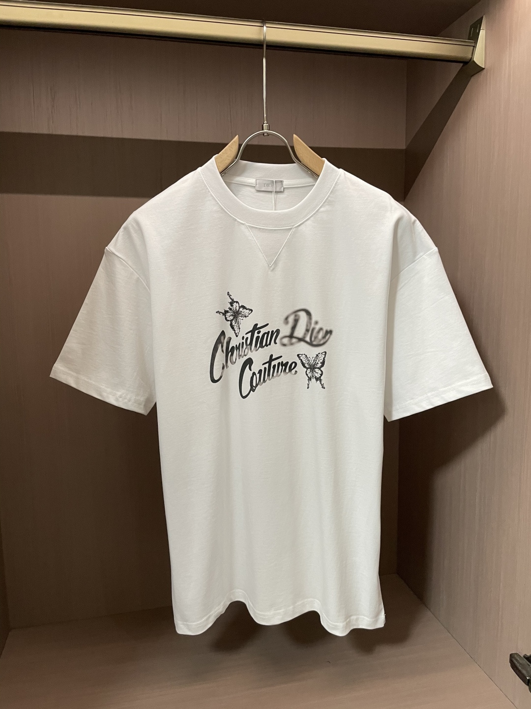 NO:127646,Dior official website same model, the same model, the same model, the same model, the same model, the most important recommendation!  2025ss summer clothing new products, on sale in counter, the latest series of pattern logo short-sleeved T-shirts, the rhythm of each person having to hand in one piece!  Imported top combed cotton fabric is extremely skin-friendly and comfortable. It feels very delicate to the touch, has a good texture, and perfectly reflects the three-dimensional feeling. It is in line with the brand's consistent design style. It is a very good overall style. It is completely fine to wear it alone. Size S M L XL,,dior,T-shirt,tees,t-shirt,alexander wang19860909Dior 官网同款 官网同款 官网同款 重磅推荐！2025ss夏装新品 专柜在售 最新系列图案logo短袖T恤 必须人手一件的节奏！进口顶极精梳棉面料,极为亲肤舒适 摸上去非常的细腻,质感很好,完美体现立体感 符合品牌一贯设计风格,整体非常不错的一款,内搭单穿都完全没问题 尺码 S M L XL,,dior,T-shirt,tees，t-shirt,alexander wang,Men's clothing