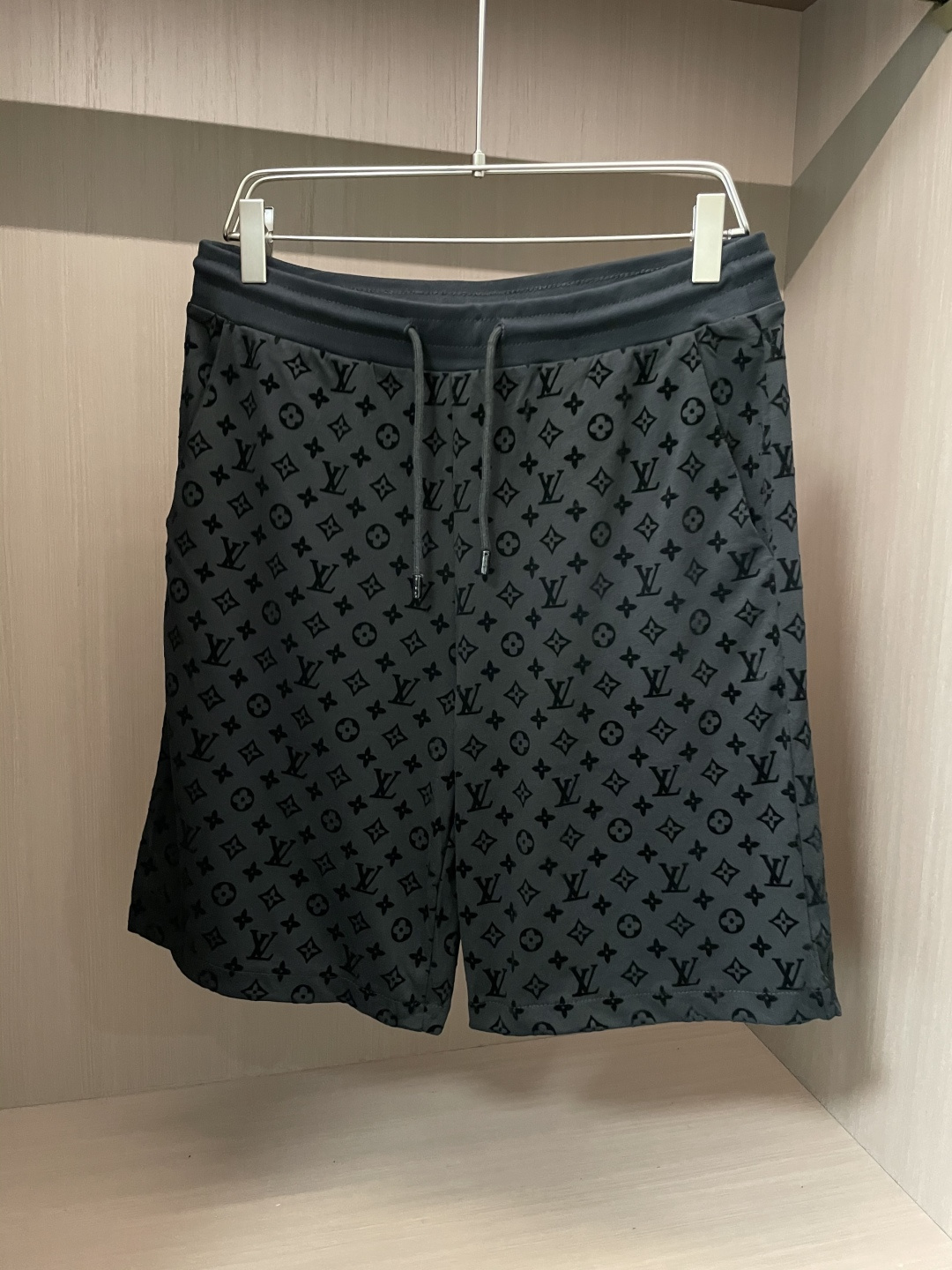 NO:127649,Lv has been launched simultaneously in the counter recently, with a top 1:1 replica version!  Channel goods, not many!  If you know the goods, please start quickly!  Size S M L 3, louis vuitton,alexander wang19860909Lv 最近专柜同步上架,1:1顶级复刻版本！渠道货,数量不多！懂货的亲亲赶紧下手！ 尺码S M L 3,,louis vuitton,alexander wang,Men's clothing