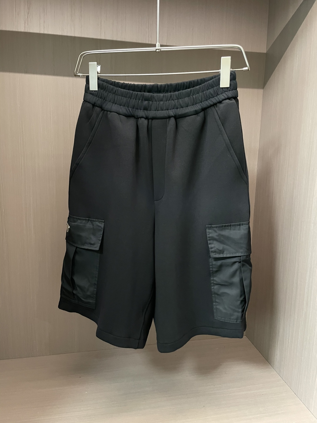 NO:127654,Prad's latest counter is launched simultaneously, with a top 1:1 replica version!  Channel goods, not many!  If you know the goods, please start quickly!  Size S M L 3, prada,alexander wang19860909Prad 最新专柜同步上架,1:1顶级复刻版本！渠道货,数量不多！懂货的亲亲赶紧下手！ 尺码S M L 3,,prada,alexander wang,Men's clothing