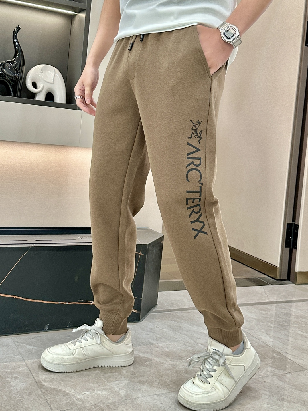 NO:127661,Archaeopteryx latest series of men's casual pants!  It is made of customer-supply elastic cotton material, soft and delicate, and has an excellent feel!  The brand style is unobstructed!  Minimalist design, without extravagant elements to win the lead, the details are finely made, the hardware accessories are customized, the thickness is just right, easy to control various weather, classic colors are very energetic, and various styles of dressing, casual business, daily life, and fashion trends can be controlled!  Overall, both in terms of grade and fashion are extremely outstanding, bringing extraordinary clothing taste!  Size M~3XL,arc'teryx,alexander wang19860909始祖鸟 最新系列男士休闲裤！ 采用客供弹力柔棉材质,柔软细腻,手感绝佳！品牌格调一览无余！极简主义设计,没有多余浮夸的元素来宣兵夺主,细节做工精细,五金配件原版定制,厚薄程度也是恰到好处,轻松驾驭各种天气,经典颜色上身很显精气神,多种风格穿搭,休闲商务、日常生活、时尚潮流均可驾驭！整体不论是档次还是时尚感都是极为出色的,带来非凡的衣着品味！ 尺码M~3XL,arc'teryx,alexander wang,Men's clothing