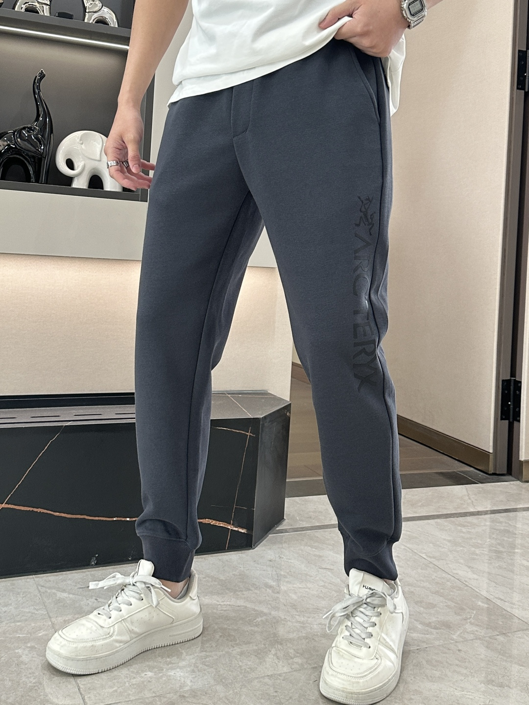 NO:127645,Archaeopteryx latest series of men's casual pants!  It is made of customer-supply elastic cotton material, soft and delicate, and has an excellent feel!  The brand style is unobstructed!  Minimalist design, without extravagant elements to win the lead, the details are finely made, the hardware accessories are customized, the thickness is just right, easy to control various weather, classic colors are very energetic, and various styles of dressing, casual business, daily life, and fashion trends can be controlled!  Overall, both in terms of grade and fashion are extremely outstanding, bringing extraordinary clothing taste!  Size M~3XL,arc'teryx,alexander wang19860909始祖鸟 最新系列男士休闲裤！ 采用客供弹力柔棉材质,柔软细腻,手感绝佳！品牌格调一览无余！极简主义设计,没有多余浮夸的元素来宣兵夺主,细节做工精细,五金配件原版定制,厚薄程度也是恰到好处,轻松驾驭各种天气,经典颜色上身很显精气神,多种风格穿搭,休闲商务、日常生活、时尚潮流均可驾驭！整体不论是档次还是时尚感都是极为出色的,带来非凡的衣着品味！ 尺码M~3XL,arc'teryx,alexander wang,Men's clothing