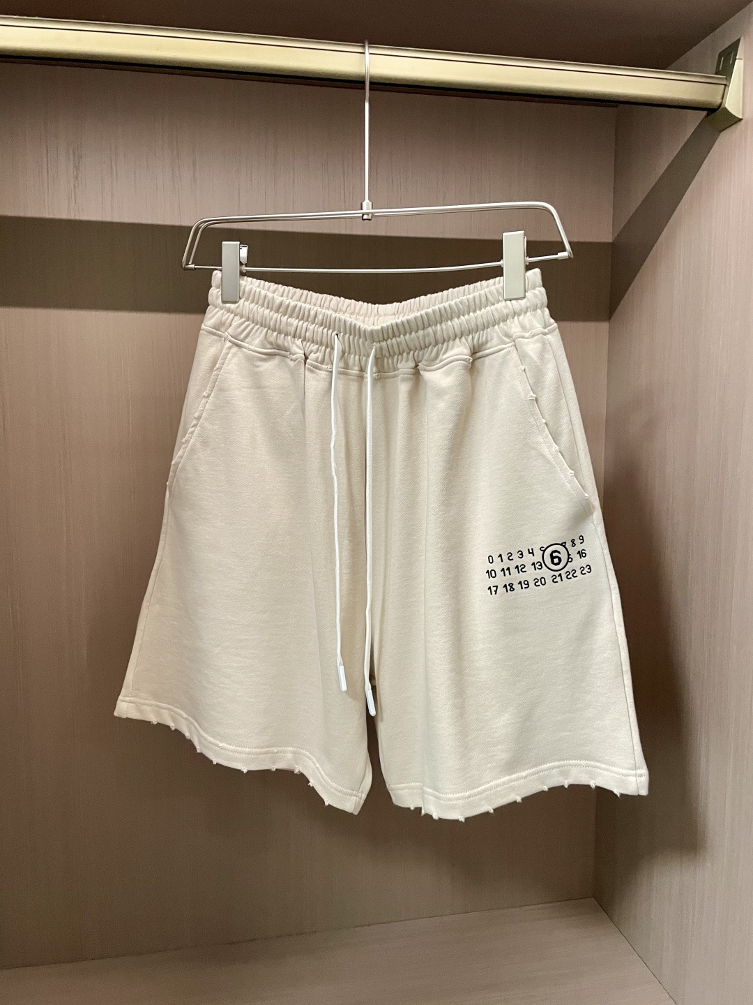 NO:127665,Majira 2025 summer shorts!  All-match elastic waist casual pinch pants!  Elastic waist, insert bags on both sides. The fabric is made of customer-supplied fixed-woven high-strength pure cotton material. The upper body is breathable, soft and skin-friendly, with a delicate feel. The waist is knitted elastic waist and drawstring. You don’t have to worry about the discomfort of being too loose or too tight on the upper body. Whether at home, going out or traveling, it is your best choice for summer!  29-38, Masion Margiela, shorts, alexander wang19860909马吉拉 2025夏季短裤！百搭松紧腰休闲五分裤！松紧腰 两侧插袋 面料采用客供定织高支纯棉料,上身透气,柔软亲肤,手感细腻、 腰部针织松紧腰加抽绳,上身不用担心过松过紧的不舒适感 ,无论居家,外出,旅游,都是您夏日的最佳选择！ 码数29-38,,masion margiela,shorts,alexander wang,Men's clothing