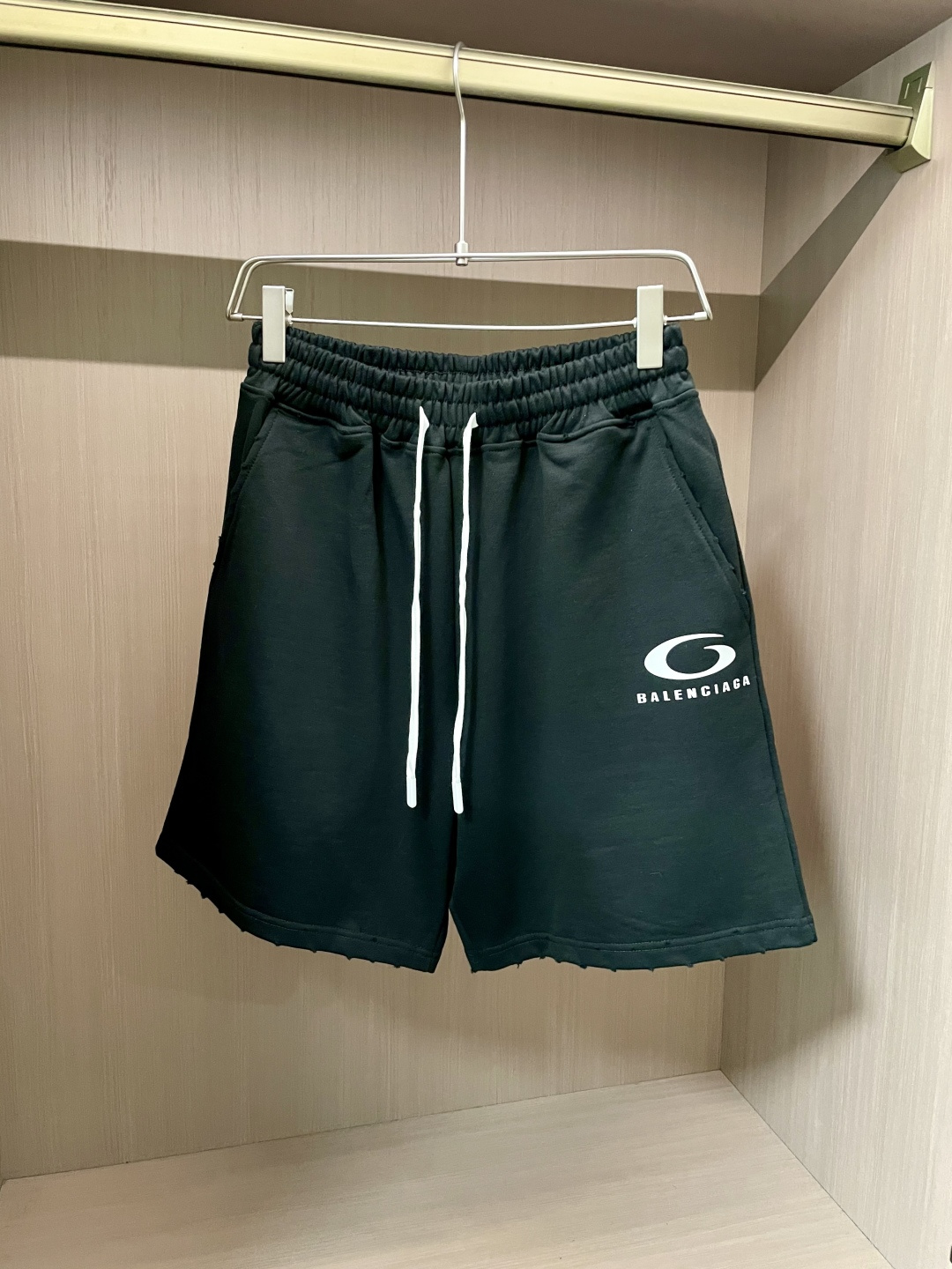 NO:127667,Balenciaga 2025 summer shorts!  All-match elastic waist casual pinch pants!  Elastic waist, insert bags on both sides. The fabric is made of customer-supplied fixed-woven high-strength pure cotton material. The upper body is breathable, soft and skin-friendly, with a delicate feel. The waist is knitted elastic waist and drawstring. You don’t have to worry about the discomfort of being too loose or too tight on the upper body. Whether at home, going out or traveling, it is your best choice for summer!  Count 29-38, balenciaga, shorts, alexander wang19860909巴黎世家 2025夏季短裤！百搭松紧腰休闲五分裤！松紧腰 两侧插袋 面料采用客供定织高支纯棉料,上身透气,柔软亲肤,手感细腻、 腰部针织松紧腰加抽绳,上身不用担心过松过紧的不舒适感 ,无论居家,外出,旅游,都是您夏日的最佳选择！ 码数29-38,,balenciaga,shorts,alexander wang,Men's clothing