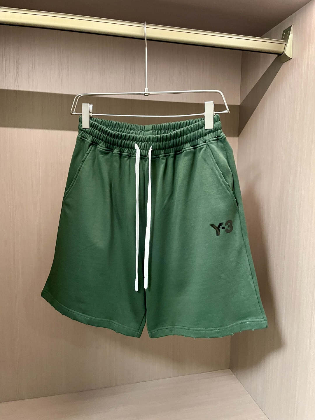 NO:127669,Y-3 2025 summer shorts!  All-match elastic waist casual pinch pants!  Elastic waist, insert bags on both sides. The fabric is made of customer-supplied fixed-woven high-strength pure cotton material. The upper body is breathable, soft and skin-friendly, with a delicate feel. The waist is knitted elastic waist and drawstring. You don’t have to worry about the discomfort of being too loose or too tight on the upper body. Whether at home, going out or traveling, it is your best choice for summer!  Number of codes 29-38, shorts, alexander wang19860909Y-3 2025夏季短裤！百搭松紧腰休闲五分裤！松紧腰 两侧插袋 面料采用客供定织高支纯棉料,上身透气,柔软亲肤,手感细腻、 腰部针织松紧腰加抽绳,上身不用担心过松过紧的不舒适感 ,无论居家,外出,旅游,都是您夏日的最佳选择！ 码数29-38,,shorts,alexander wang,Men's clothing