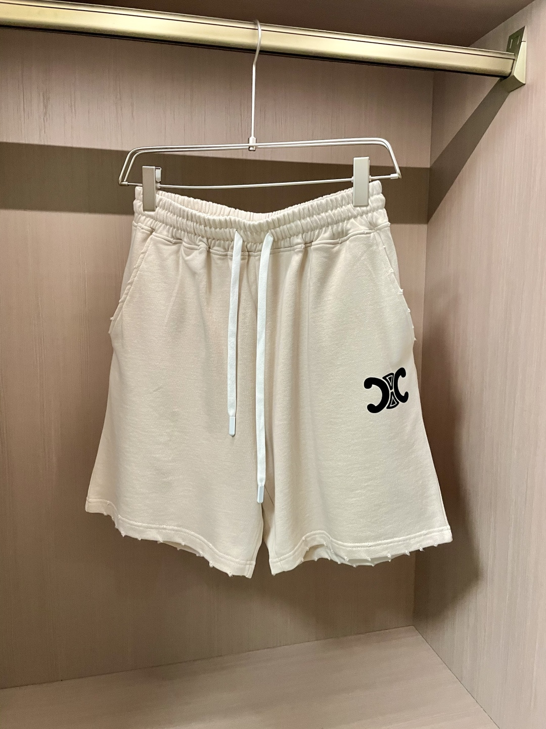 NO:127668,CELINE 2025 Summer Shorts!  All-match elastic waist casual pinch pants!  Elastic waist, insert bags on both sides. The fabric is made of customer-supplied fixed-woven high-strength pure cotton material. The upper body is breathable, soft and skin-friendly, with a delicate feel. The waist is knitted elastic waist and drawstring. You don’t have to worry about the discomfort of being too loose or too tight on the upper body. Whether at home, going out or traveling, it is your best choice for summer!  Number of codes 29-38, celine, shorts, alexander wang19860909CELINE 2025夏季短裤！百搭松紧腰休闲五分裤！松紧腰 两侧插袋 面料采用客供定织高支纯棉料,上身透气,柔软亲肤,手感细腻、 腰部针织松紧腰加抽绳,上身不用担心过松过紧的不舒适感 ,无论居家,外出,旅游,都是您夏日的最佳选择！ 码数29-38,,celine,shorts,alexander wang,Men's clothing