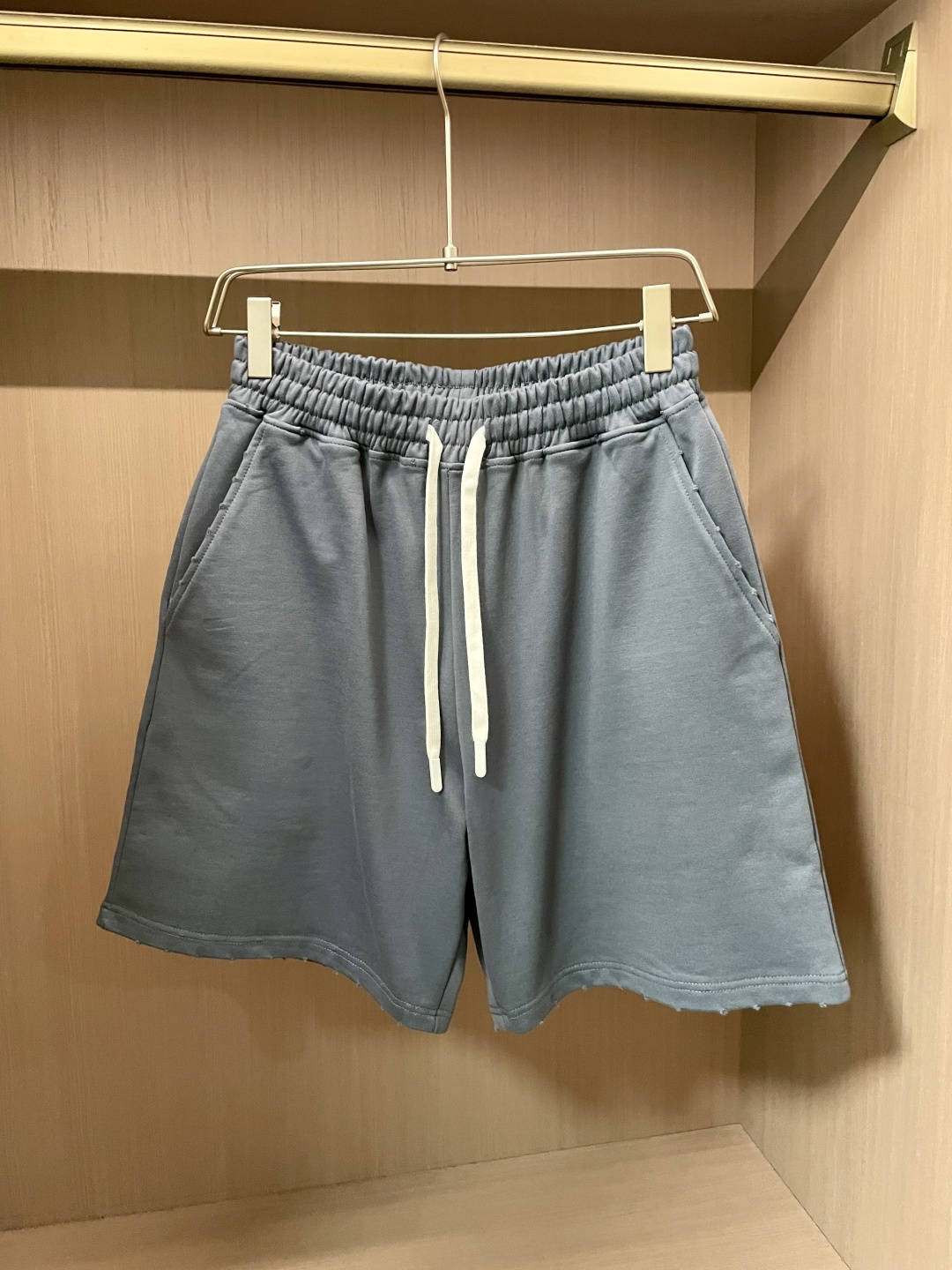 NO:473089,Bur 2025 Summer Shorts!  All-match elastic waist casual pinch pants!  Elastic waist, insert bags on both sides. The fabric is made of customer-supplied fixed-woven high-strength pure cotton material. The upper body is breathable, soft and skin-friendly, with a delicate feel. The waist is knitted elastic waist and drawstring. You don’t have to worry about the discomfort of being too loose or too tight on the upper body. Whether at home, going out or traveling, it is your best choice for summer!  Count 29-38, burberry, shorts, alexander wang19860909Bur 2025夏季短裤！百搭松紧腰休闲五分裤！松紧腰 两侧插袋 面料采用客供定织高支纯棉料,上身透气,柔软亲肤,手感细腻、 腰部针织松紧腰加抽绳,上身不用担心过松过紧的不舒适感 ,无论居家,外出,旅游,都是您夏日的最佳选择！ 码数29-38,,burberry,shorts,alexander wang,Men's clothing