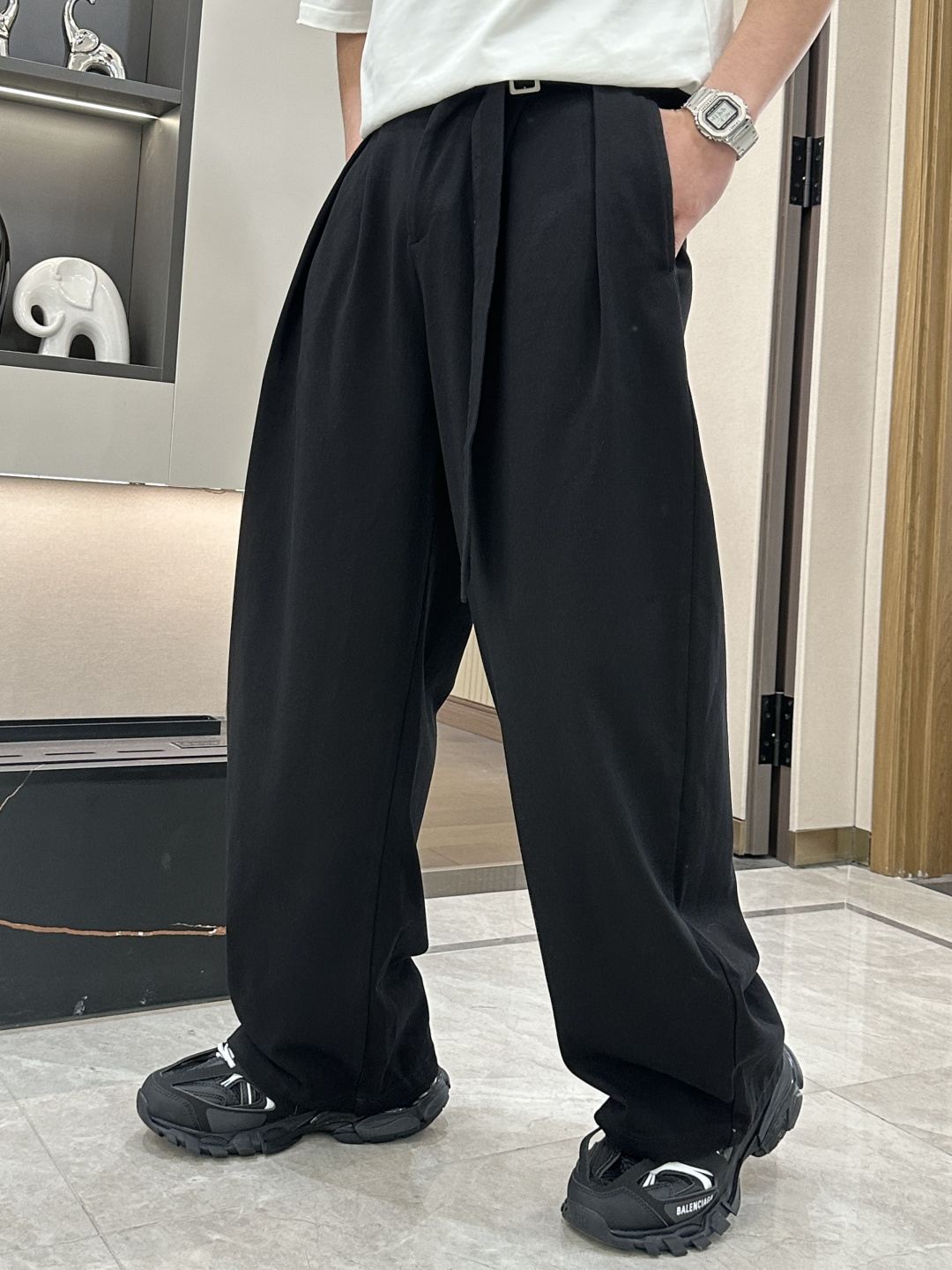 NO:127677,Prada's latest catwalk show, same style as celebrities, a must-have item for trendy people!  Super versatile, the fabric is very suitable for summer wear, breathable and comfortable!  Excellent style!  A rare top-quality pants!  Size M L XL XXL, prada,alexander wang19860909Prada 最新T台秀款,明星同款 潮人必备单品！超级百搭,面料非常适合夏天穿着,透气舒适！版型极佳！不可多得的极品裤子！ 尺码M L XL XXL,,prada,alexander wang,Men's clothing