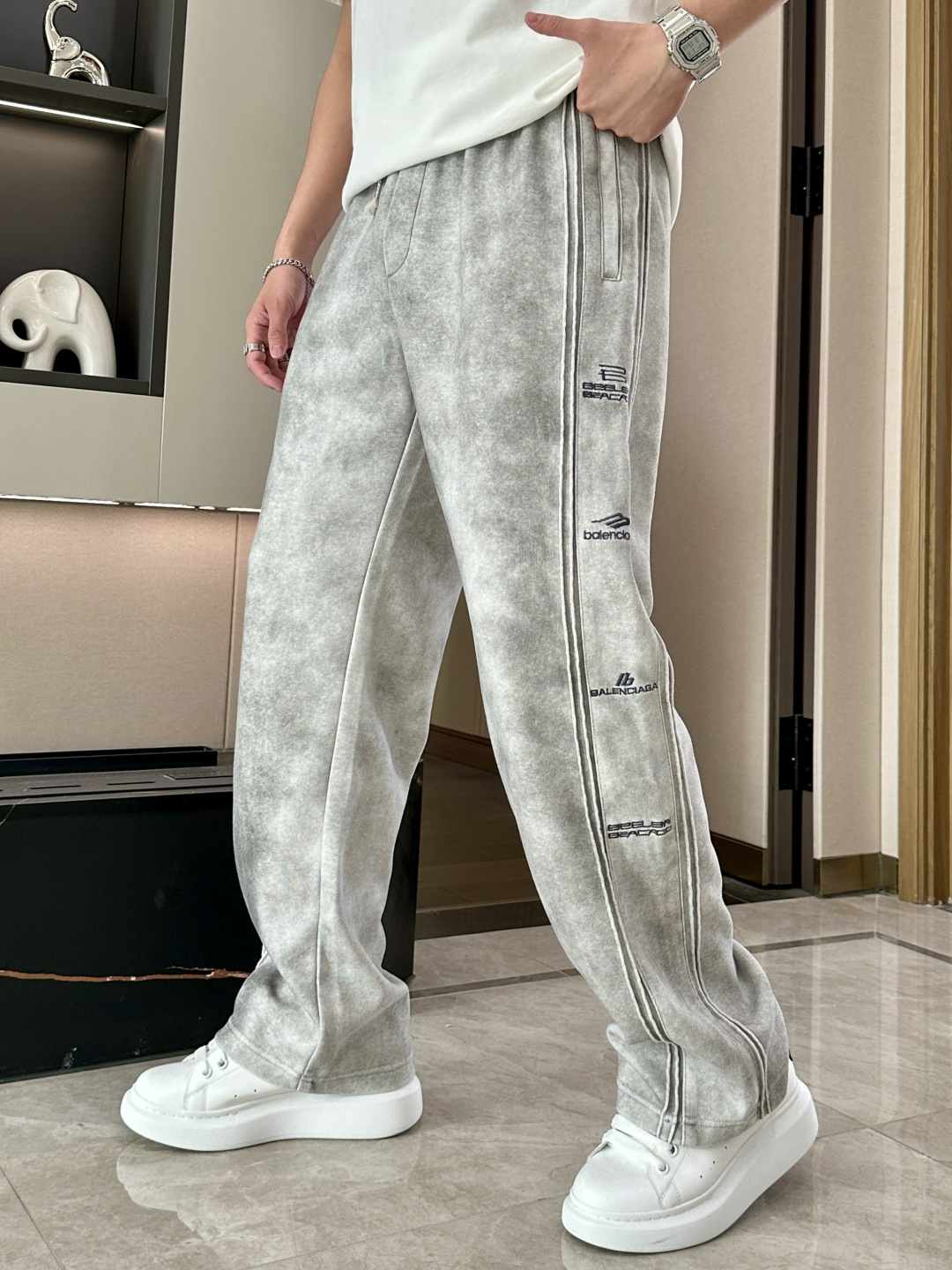 NO:481869,Balenciaga latest series of men's casual pants!  It is made of customer-supply elastic cotton material, soft and delicate, and has an excellent feel!  The brand style is unobstructed!  Minimalist design, without extravagant elements to win the lead, the details are finely made, the hardware accessories are customized, the thickness is just right, easy to control various weather, classic colors are very energetic, and various styles of dressing, casual business, daily life, and fashion trends can be controlled!  Overall, both in terms of grade and fashion are extremely outstanding, bringing extraordinary clothing taste!  Size M~3XL, balenciaga, alexander wang19860909巴黎世家 最新系列男士休闲裤！ 采用客供弹力柔棉材质,柔软细腻,手感绝佳！品牌格调一览无余！极简主义设计,没有多余浮夸的元素来宣兵夺主,细节做工精细,五金配件原版定制,厚薄程度也是恰到好处,轻松驾驭各种天气,经典颜色上身很显精气神,多种风格穿搭,休闲商务、日常生活、时尚潮流均可驾驭！整体不论是档次还是时尚感都是极为出色的,带来非凡的衣着品味！ 尺码M~3XL,,balenciaga,alexander wang,Men's clothing