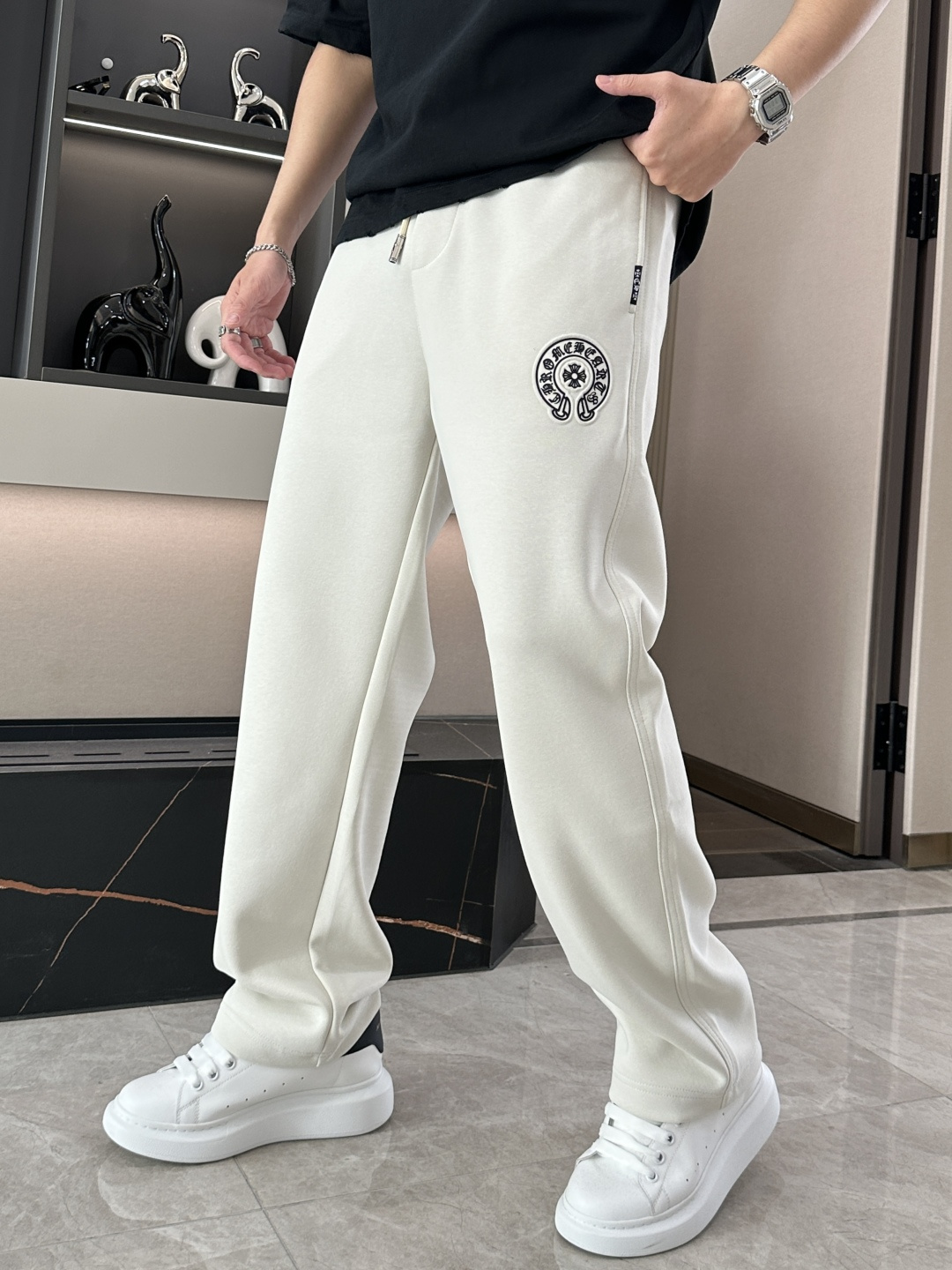 NO:481874,Crow's latest series of men's casual pants!  It is made of customer-supply elastic cotton material, soft and delicate, and has an excellent feel!  The brand style is unobstructed!  Minimalist design, without extravagant elements to win the lead, the details are finely made, the hardware accessories are customized, the thickness is just right, easy to control various weather, classic colors are very energetic, and various styles of dressing, casual business, daily life, and fashion trends can be controlled!  Overall, both in terms of grade and fashion are extremely outstanding, bringing extraordinary clothing taste!  Size M~3XL, chrome hearts,alexander wang19860909克罗 最新系列男士休闲裤！ 采用客供弹力柔棉材质,柔软细腻,手感绝佳！品牌格调一览无余！极简主义设计,没有多余浮夸的元素来宣兵夺主,细节做工精细,五金配件原版定制,厚薄程度也是恰到好处,轻松驾驭各种天气,经典颜色上身很显精气神,多种风格穿搭,休闲商务、日常生活、时尚潮流均可驾驭！整体不论是档次还是时尚感都是极为出色的,带来非凡的衣着品味！ 尺码M~3XL,,chrome hearts,alexander wang,Men's clothing