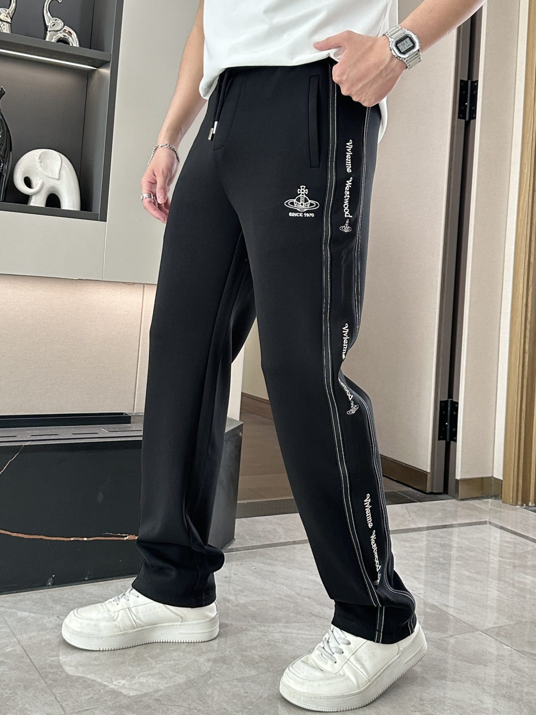 NO:481879,The latest series of men's casual pants for the Queen Mother!  It is made of customer-supply elastic cotton material, soft and delicate, and has an excellent feel!  The brand style is unobstructed!  Minimalist design, without extravagant elements to win the lead, the details are finely made, the hardware accessories are customized, the thickness is just right, easy to control various weather, classic colors are very energetic, and various styles of dressing, casual business, daily life, and fashion trends can be controlled!  Overall, both in terms of grade and fashion are extremely outstanding, bringing extraordinary clothing taste!  Size M~3XL, alexander wang19860909西太后 最新系列男士休闲裤！ 采用客供弹力柔棉材质,柔软细腻,手感绝佳！品牌格调一览无余！极简主义设计,没有多余浮夸的元素来宣兵夺主,细节做工精细,五金配件原版定制,厚薄程度也是恰到好处,轻松驾驭各种天气,经典颜色上身很显精气神,多种风格穿搭,休闲商务、日常生活、时尚潮流均可驾驭！整体不论是档次还是时尚感都是极为出色的,带来非凡的衣着品味！ 尺码M~3XL,,alexander wang,Men's clothing