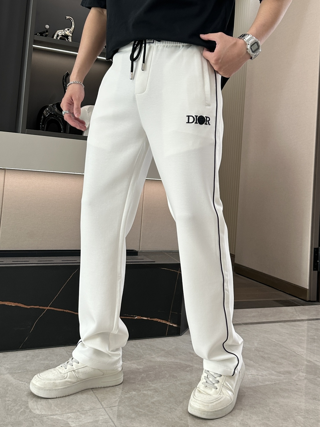 NO:481884,Dior's latest collection of men's casual pants!  It is made of customer-supply elastic cotton material, soft and delicate, and has an excellent feel!  The brand style is unobstructed!  Minimalist design, without extravagant elements to win the lead, the details are finely made, the hardware accessories are customized, the thickness is just right, easy to control various weather, classic colors are very energetic, and various styles of dressing, casual business, daily life, and fashion trends can be controlled!  Overall, both in terms of grade and fashion are extremely outstanding, bringing extraordinary clothing taste!  Size M~3XL,dior,alexander wang19860909Dior 最新系列男士休闲裤！ 采用客供弹力柔棉材质,柔软细腻,手感绝佳！品牌格调一览无余！极简主义设计,没有多余浮夸的元素来宣兵夺主,细节做工精细,五金配件原版定制,厚薄程度也是恰到好处,轻松驾驭各种天气,经典颜色上身很显精气神,多种风格穿搭,休闲商务、日常生活、时尚潮流均可驾驭！整体不论是档次还是时尚感都是极为出色的,带来非凡的衣着品味！ 尺码M~3XL,,dior,alexander wang,Men's clothing