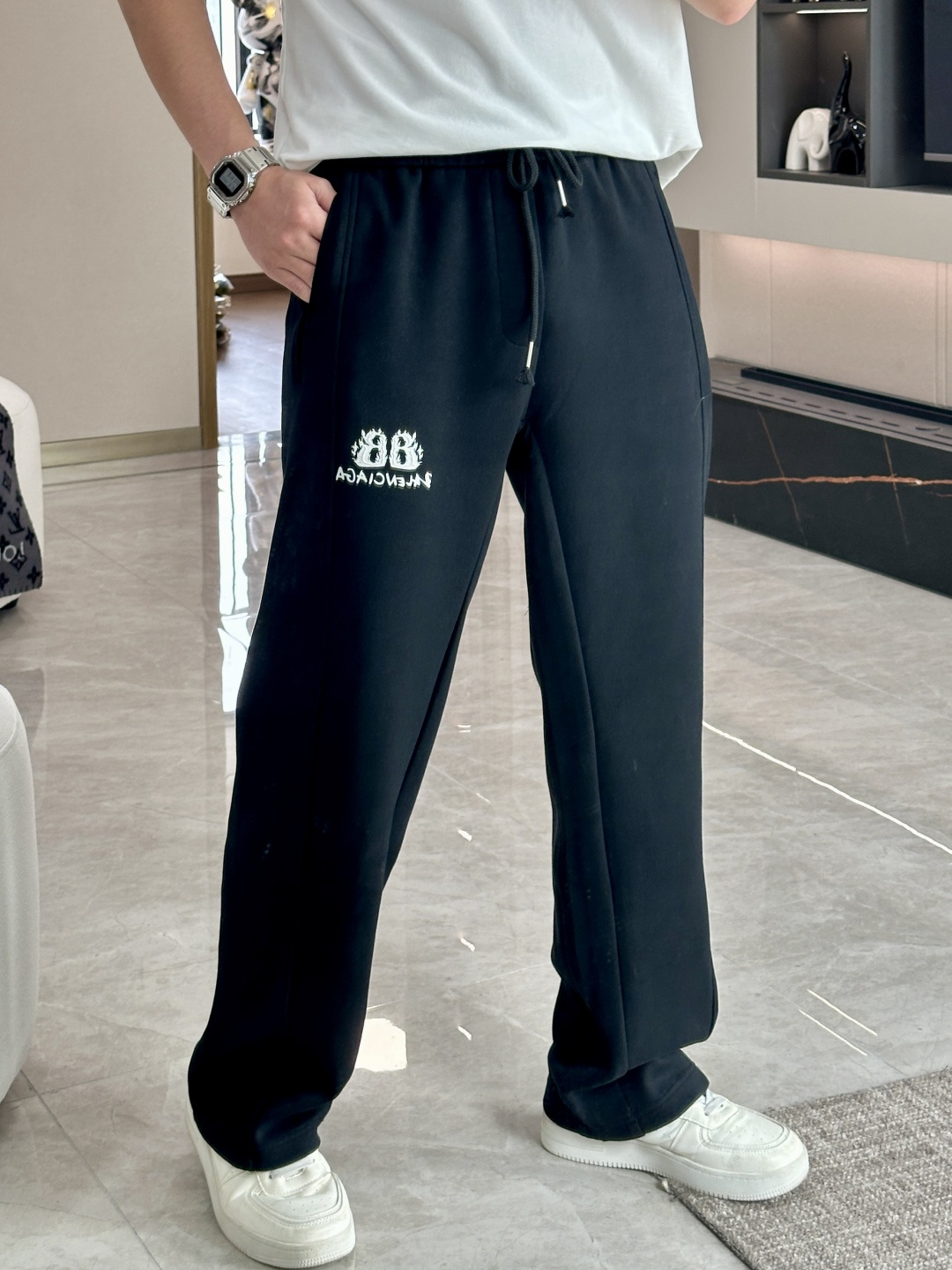 NO:481890,Balenciaga latest series of men's casual pants!  It is made of customer-supply elastic cotton material, soft and delicate, and has an excellent feel!  The brand style is unobstructed!  Minimalist design, without extravagant elements to win the lead, the details are finely made, the hardware accessories are customized, the thickness is just right, easy to control various weather, classic colors are very energetic, and various styles of dressing, casual business, daily life, and fashion trends can be controlled!  Overall, both in terms of grade and fashion are extremely outstanding, bringing extraordinary clothing taste!  Size M~3XL, balenciaga, alexander wang19860909巴黎世家 最新系列男士休闲裤！ 采用客供弹力柔棉材质,柔软细腻,手感绝佳！品牌格调一览无余！极简主义设计,没有多余浮夸的元素来宣兵夺主,细节做工精细,五金配件原版定制,厚薄程度也是恰到好处,轻松驾驭各种天气,经典颜色上身很显精气神,多种风格穿搭,休闲商务、日常生活、时尚潮流均可驾驭！整体不论是档次还是时尚感都是极为出色的,带来非凡的衣着品味！ 尺码M~3XL,,balenciaga,alexander wang,Men's clothing