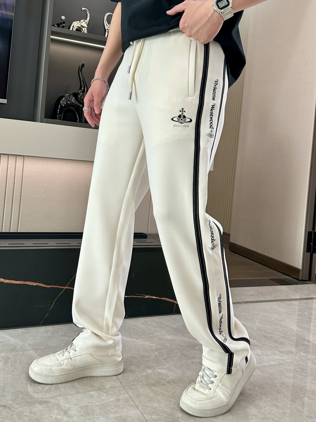 NO:481895,The latest series of men's casual pants for the Queen Mother!  It is made of customer-supply elastic cotton material, soft and delicate, and has an excellent feel!  The brand style is unobstructed!  Minimalist design, without extravagant elements to win the lead, the details are finely made, the hardware accessories are customized, the thickness is just right, easy to control various weather, classic colors are very energetic, and various styles of dressing, casual business, daily life, and fashion trends can be controlled!  Overall, both in terms of grade and fashion are extremely outstanding, bringing extraordinary clothing taste!  Size M~3XL, alexander wang19860909西太后 最新系列男士休闲裤！ 采用客供弹力柔棉材质,柔软细腻,手感绝佳！品牌格调一览无余！极简主义设计,没有多余浮夸的元素来宣兵夺主,细节做工精细,五金配件原版定制,厚薄程度也是恰到好处,轻松驾驭各种天气,经典颜色上身很显精气神,多种风格穿搭,休闲商务、日常生活、时尚潮流均可驾驭！整体不论是档次还是时尚感都是极为出色的,带来非凡的衣着品味！ 尺码M~3XL,,alexander wang,Men's clothing