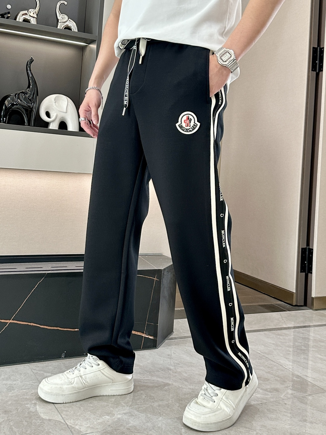 NO:481898,The latest series of men's casual pants!  It is made of customer-supply elastic cotton material, soft and delicate, and has an excellent feel!  The brand style is unobstructed!  Minimalist design, without extravagant elements to win the lead, the details are finely made, the hardware accessories are customized, the thickness is just right, easy to control various weather, classic colors are very energetic, and various styles of dressing, casual business, daily life, and fashion trends can be controlled!  Overall, both in terms of grade and fashion are extremely outstanding, bringing extraordinary clothing taste!  Size M~3XL, Moncler, alexander wang19860909蒙口 最新系列男士休闲裤！ 采用客供弹力柔棉材质,柔软细腻,手感绝佳！品牌格调一览无余！极简主义设计,没有多余浮夸的元素来宣兵夺主,细节做工精细,五金配件原版定制,厚薄程度也是恰到好处,轻松驾驭各种天气,经典颜色上身很显精气神,多种风格穿搭,休闲商务、日常生活、时尚潮流均可驾驭！整体不论是档次还是时尚感都是极为出色的,带来非凡的衣着品味！ 尺码M~3XL,,Moncler,alexander wang,Men's clothing