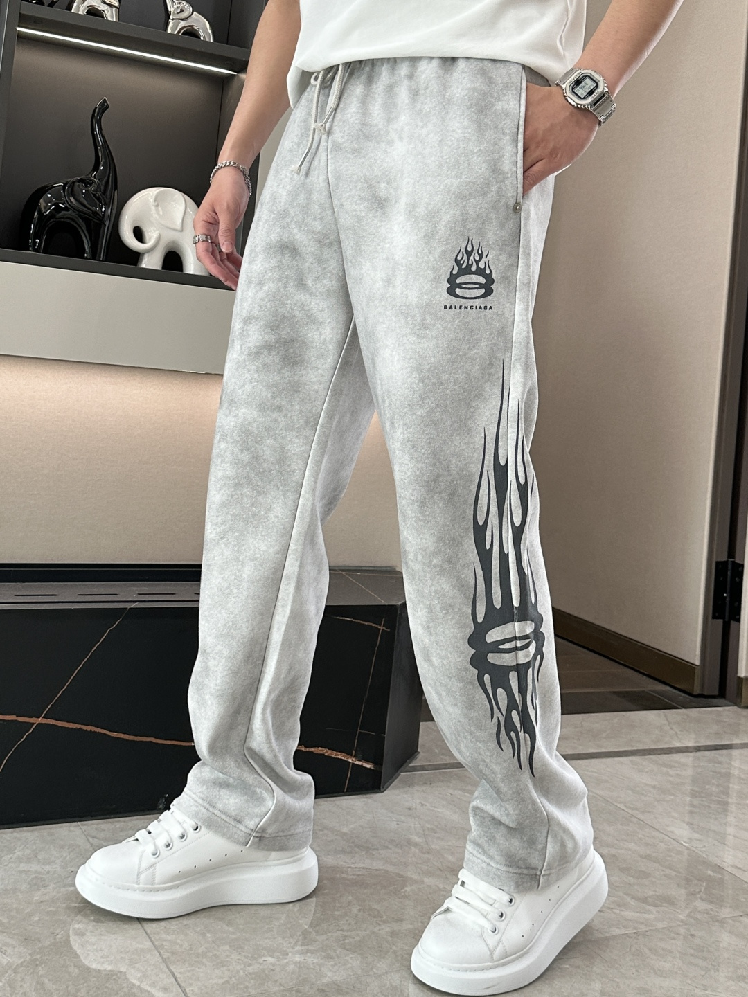 NO:481903,Balenciaga latest series of men's casual pants!  It is made of customer-supply elastic cotton material, soft and delicate, and has an excellent feel!  The brand style is unobstructed!  Minimalist design, without extravagant elements to win the lead, the details are finely made, the hardware accessories are customized, the thickness is just right, easy to control various weather, classic colors are very energetic, and various styles of dressing, casual business, daily life, and fashion trends can be controlled!  Overall, both in terms of grade and fashion are extremely outstanding, bringing extraordinary clothing taste!  Size M~3XL, balenciaga, alexander wang19860909巴黎世家 最新系列男士休闲裤！ 采用客供弹力柔棉材质,柔软细腻,手感绝佳！品牌格调一览无余！极简主义设计,没有多余浮夸的元素来宣兵夺主,细节做工精细,五金配件原版定制,厚薄程度也是恰到好处,轻松驾驭各种天气,经典颜色上身很显精气神,多种风格穿搭,休闲商务、日常生活、时尚潮流均可驾驭！整体不论是档次还是时尚感都是极为出色的,带来非凡的衣着品味！ 尺码M~3XL,,balenciaga,alexander wang,Men's clothing