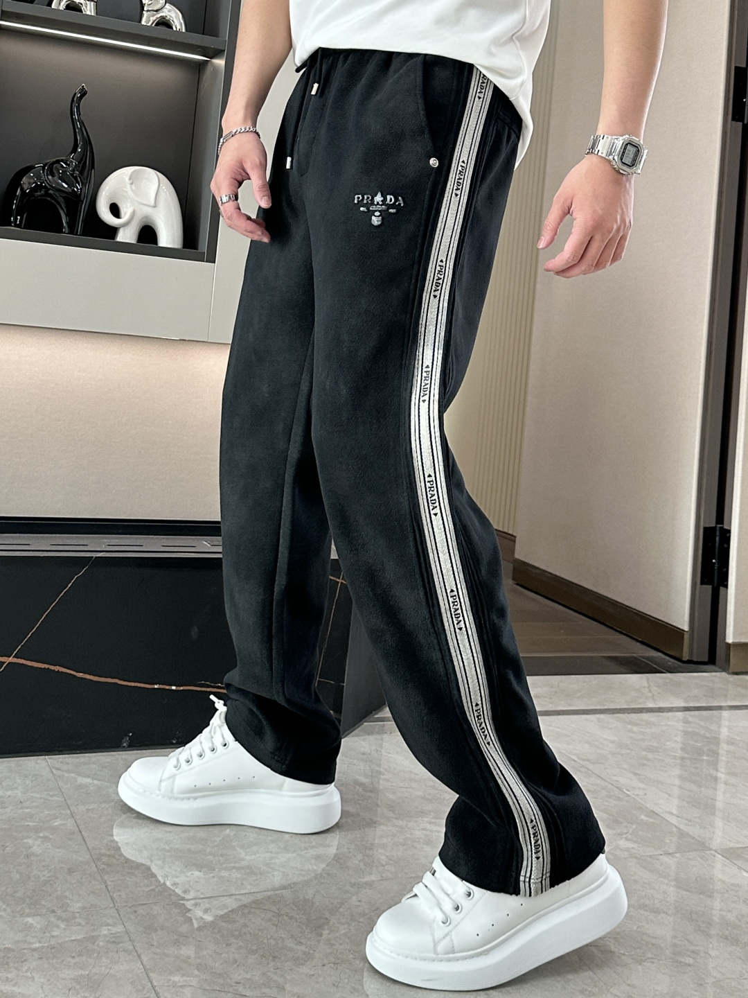 NO:481908,Prad's latest collection of men's casual pants!  It is made of customer-supply elastic cotton material, soft and delicate, and has an excellent feel!  The brand style is unobstructed!  Minimalist design, without extravagant elements to win the lead, the details are finely made, the hardware accessories are customized, the thickness is just right, easy to control various weather, classic colors are very energetic, and various styles of dressing, casual business, daily life, and fashion trends can be controlled!  Overall, both in terms of grade and fashion are extremely outstanding, bringing extraordinary clothing taste!  Size M~3XL, prada,alexander wang19860909Prad 最新系列男士休闲裤！ 采用客供弹力柔棉材质,柔软细腻,手感绝佳！品牌格调一览无余！极简主义设计,没有多余浮夸的元素来宣兵夺主,细节做工精细,五金配件原版定制,厚薄程度也是恰到好处,轻松驾驭各种天气,经典颜色上身很显精气神,多种风格穿搭,休闲商务、日常生活、时尚潮流均可驾驭！整体不论是档次还是时尚感都是极为出色的,带来非凡的衣着品味！ 尺码M~3XL,,prada,alexander wang,Men's clothing