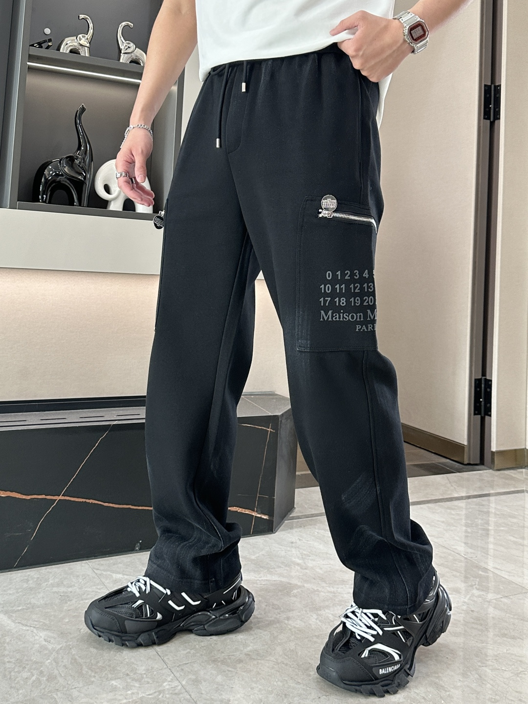 NO:481912,Majira's latest series of men's casual pants!  It is made of customer-supply elastic cotton material, soft and delicate, and has an excellent feel!  The brand style is unobstructed!  Minimalist design, without extravagant elements to win the lead, the details are finely made, the hardware accessories are customized, the thickness is just right, easy to control various weather, classic colors are very energetic, and various styles of dressing, casual business, daily life, and fashion trends can be controlled!  Overall, both in terms of grade and fashion are extremely outstanding, bringing extraordinary clothing taste!  Size M~3XL,masion margiela,alexander wang19860909马吉拉 最新系列男士休闲裤！ 采用客供弹力柔棉材质,柔软细腻,手感绝佳！品牌格调一览无余！极简主义设计,没有多余浮夸的元素来宣兵夺主,细节做工精细,五金配件原版定制,厚薄程度也是恰到好处,轻松驾驭各种天气,经典颜色上身很显精气神,多种风格穿搭,休闲商务、日常生活、时尚潮流均可驾驭！整体不论是档次还是时尚感都是极为出色的,带来非凡的衣着品味！ 尺码M~3XL,,masion margiela,alexander wang,Men's clothing