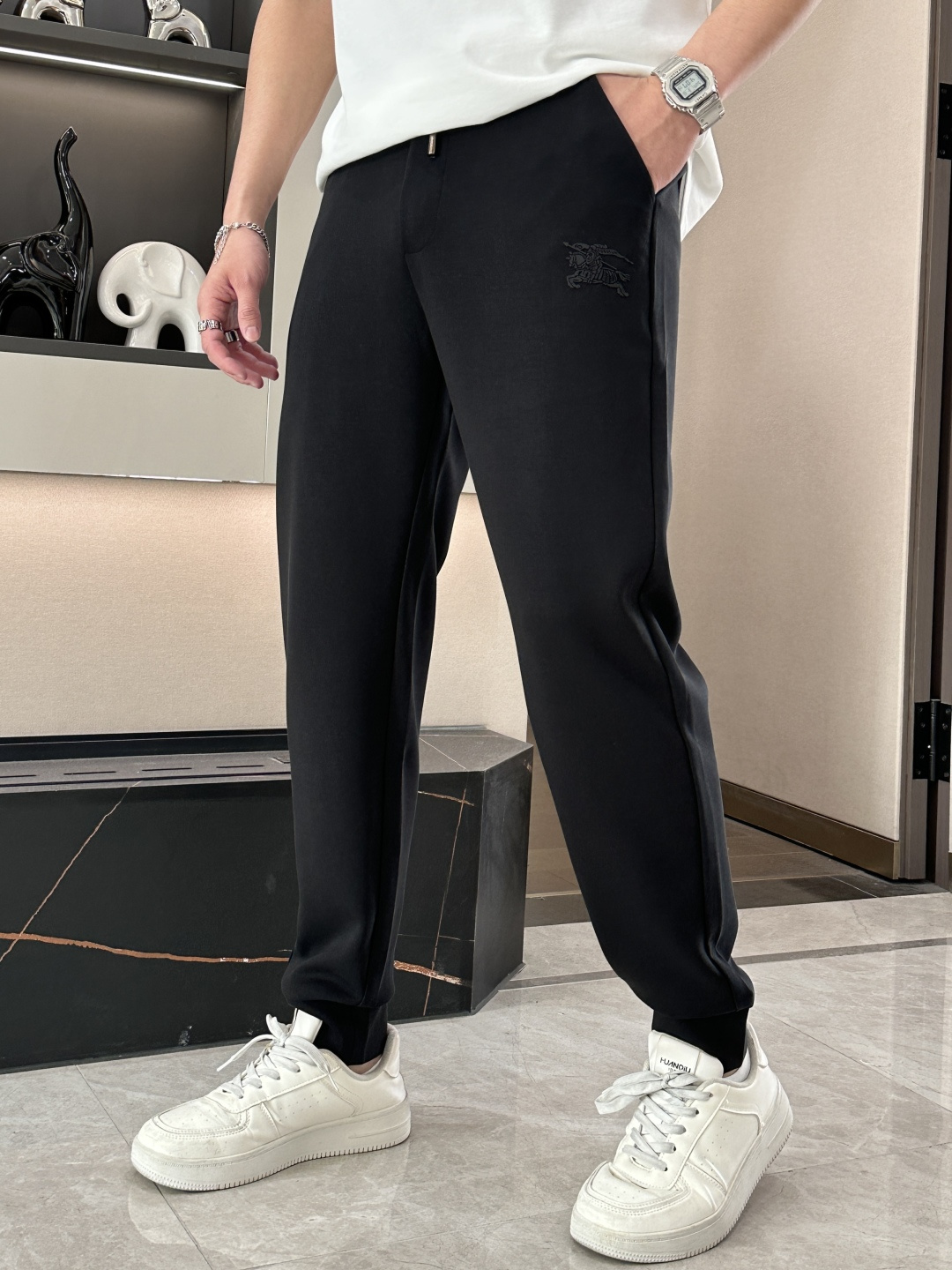 NO:481922,Bur's latest collection of men's casual pants!  It is made of customer-supply elastic cotton material, soft and delicate, and has an excellent feel!  The brand style is unobstructed!  Minimalist design, without extravagant elements to win the lead, the details are finely made, the hardware accessories are customized, the thickness is just right, easy to control various weather, classic colors are very energetic, and various styles of dressing, casual business, daily life, and fashion trends can be controlled!  Overall, both in terms of grade and fashion are extremely outstanding, bringing extraordinary clothing taste!  Size M~3XL, burberry, alexander wang19860909Bur 最新系列男士休闲裤！ 采用客供弹力柔棉材质,柔软细腻,手感绝佳！品牌格调一览无余！极简主义设计,没有多余浮夸的元素来宣兵夺主,细节做工精细,五金配件原版定制,厚薄程度也是恰到好处,轻松驾驭各种天气,经典颜色上身很显精气神,多种风格穿搭,休闲商务、日常生活、时尚潮流均可驾驭！整体不论是档次还是时尚感都是极为出色的,带来非凡的衣着品味！ 尺码M~3XL,,burberry,alexander wang,Men's clothing