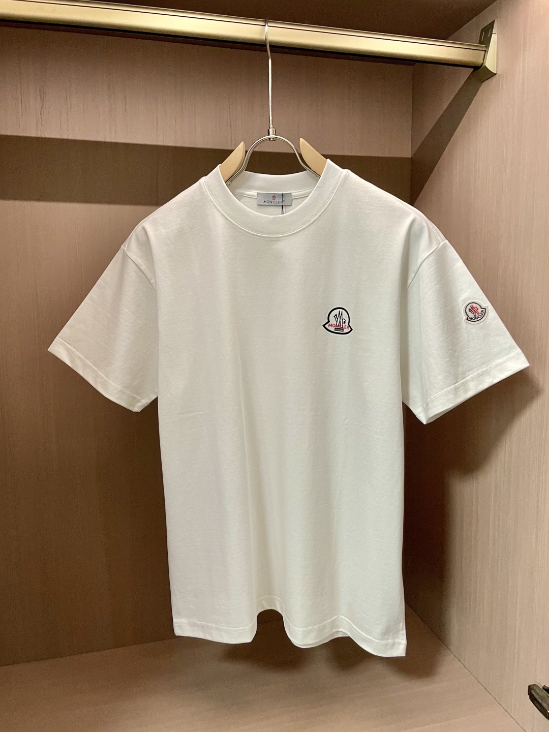 
蒙口 2025春夏新品，优选特定原版开发330支双股精棉平纹面料，上身挺阔舒适度佳，外穿内搭随意搭配，