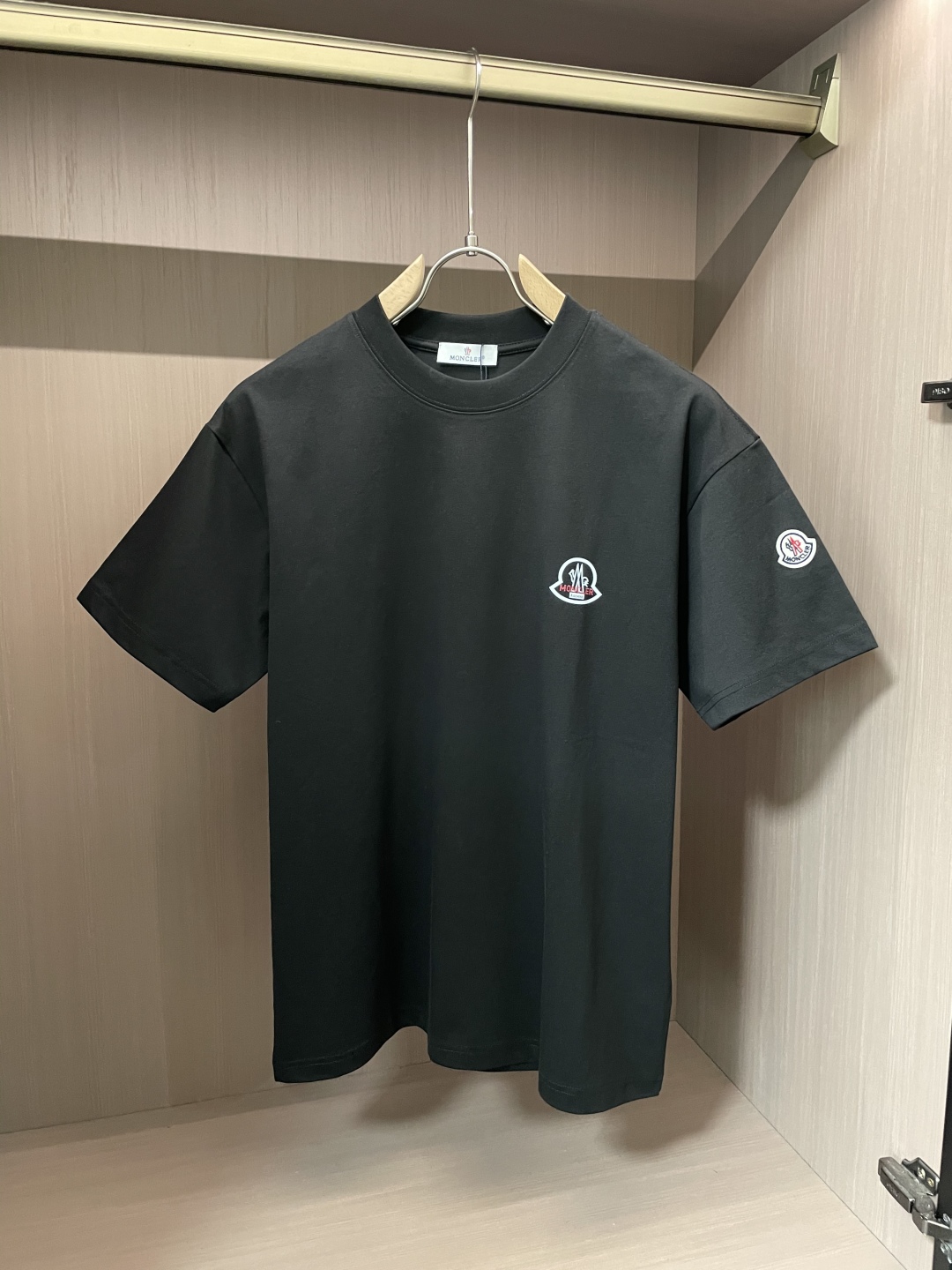 
蒙口 2025春夏新品，优选特定原版开发330支双股精棉平纹面料，上身挺阔舒适度佳，外穿内搭随意搭配，