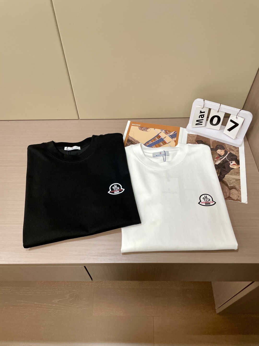 
蒙口 2025春夏新品，优选特定原版开发330支双股精棉平纹面料，上身挺阔舒适度佳，外穿内搭随意搭配，