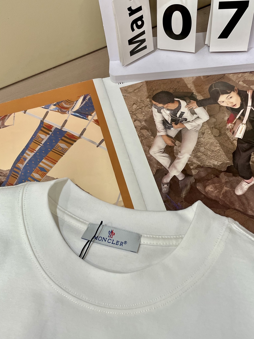 
蒙口 2025春夏新品，优选特定原版开发330支双股精棉平纹面料，上身挺阔舒适度佳，外穿内搭随意搭配，