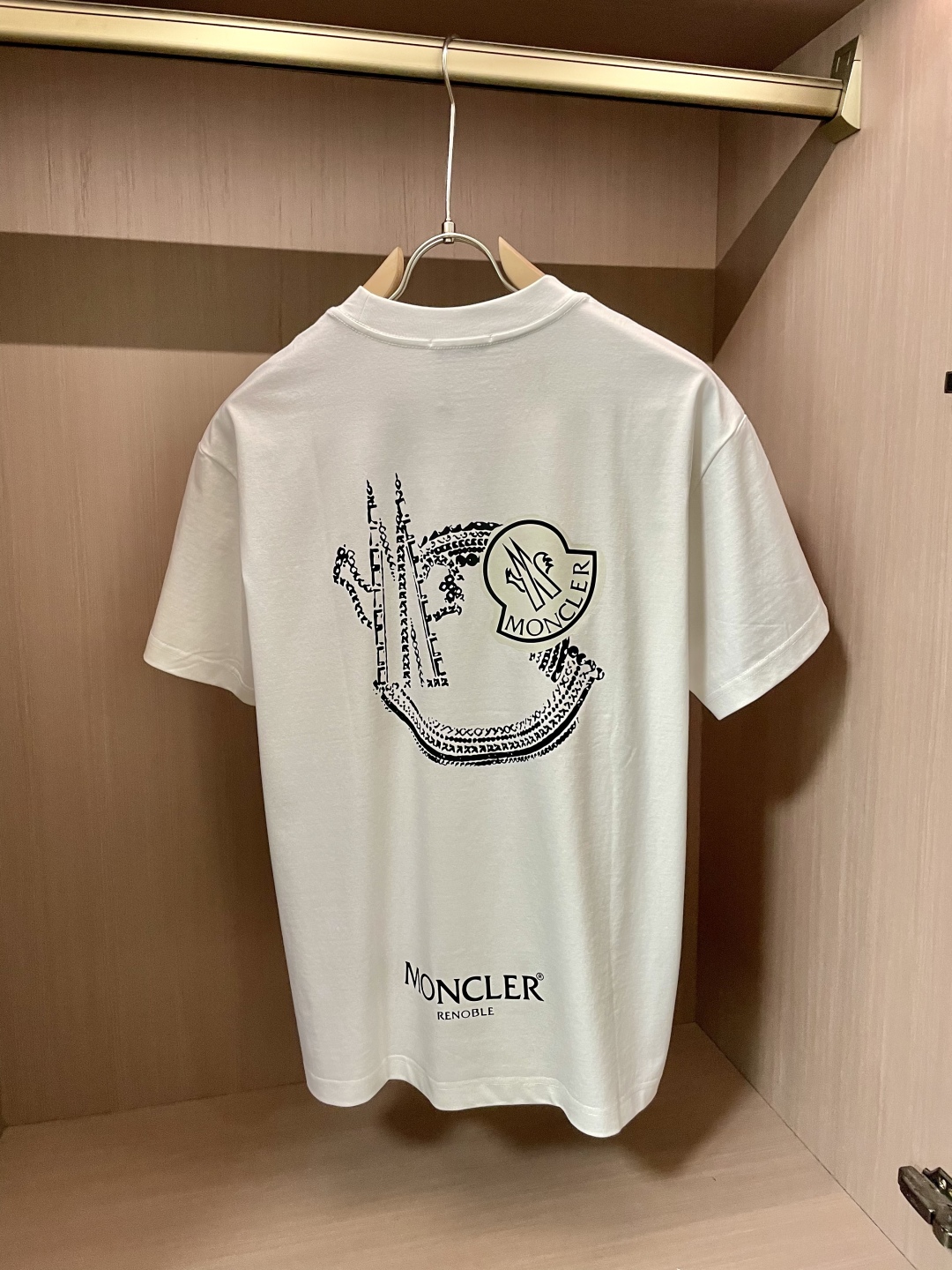 
蒙口 2025春夏新品，优选特定原版开发330支双股精棉平纹面料，上身挺阔舒适度佳，外穿内搭随意搭配，