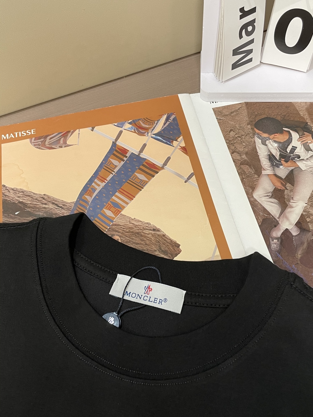 
蒙口 2025春夏新品，优选特定原版开发330支双股精棉平纹面料，上身挺阔舒适度佳，外穿内搭随意搭配，
