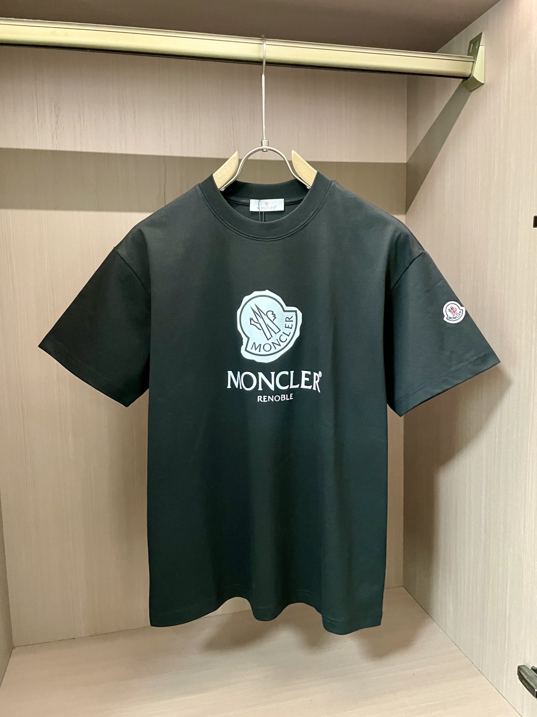 
蒙口 2025春夏新品，优选特定原版开发330支双股精棉平纹面料，上身挺阔舒适度佳，外穿内搭随意搭配，