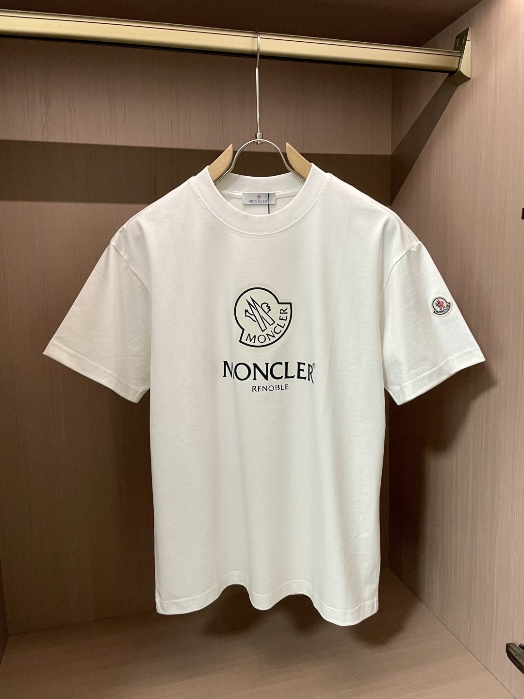 
蒙口 2025春夏新品，优选特定原版开发330支双股精棉平纹面料，上身挺阔舒适度佳，外穿内搭随意搭配，