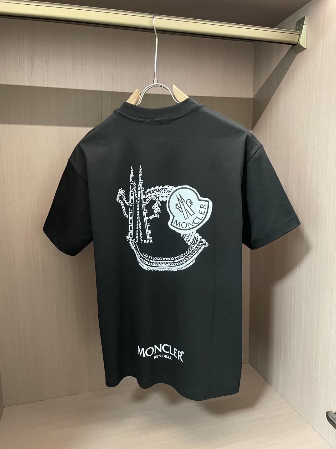 
蒙口 2025春夏新品，优选特定原版开发330支双股精棉平纹面料，上身挺阔舒适度佳，外穿内搭随意搭配，