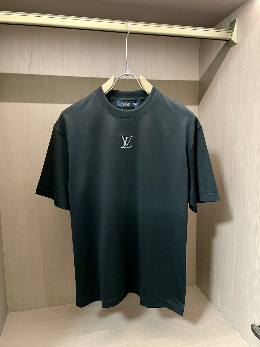 
Lv 官网同款 官网同款 官网同款⚠️
重磅推荐！2025ss夏装新品 专柜在售 最新系列图案logo