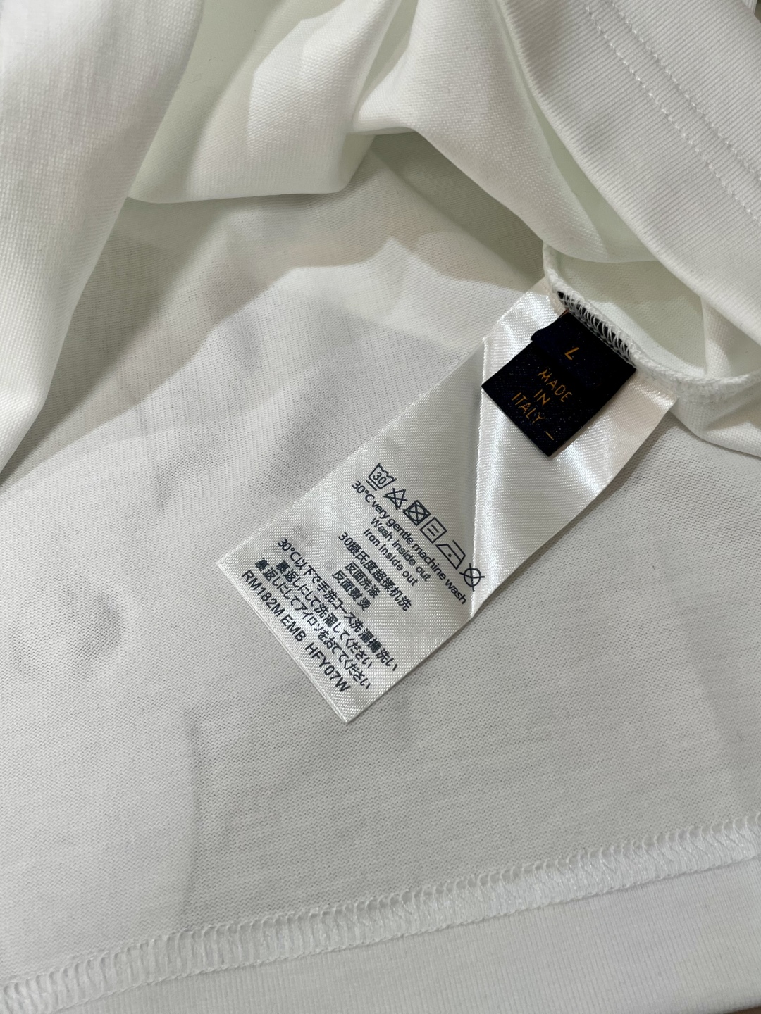 
Lv 官网同款 官网同款 官网同款⚠️
重磅推荐！2025ss夏装新品 专柜在售 最新系列图案logo